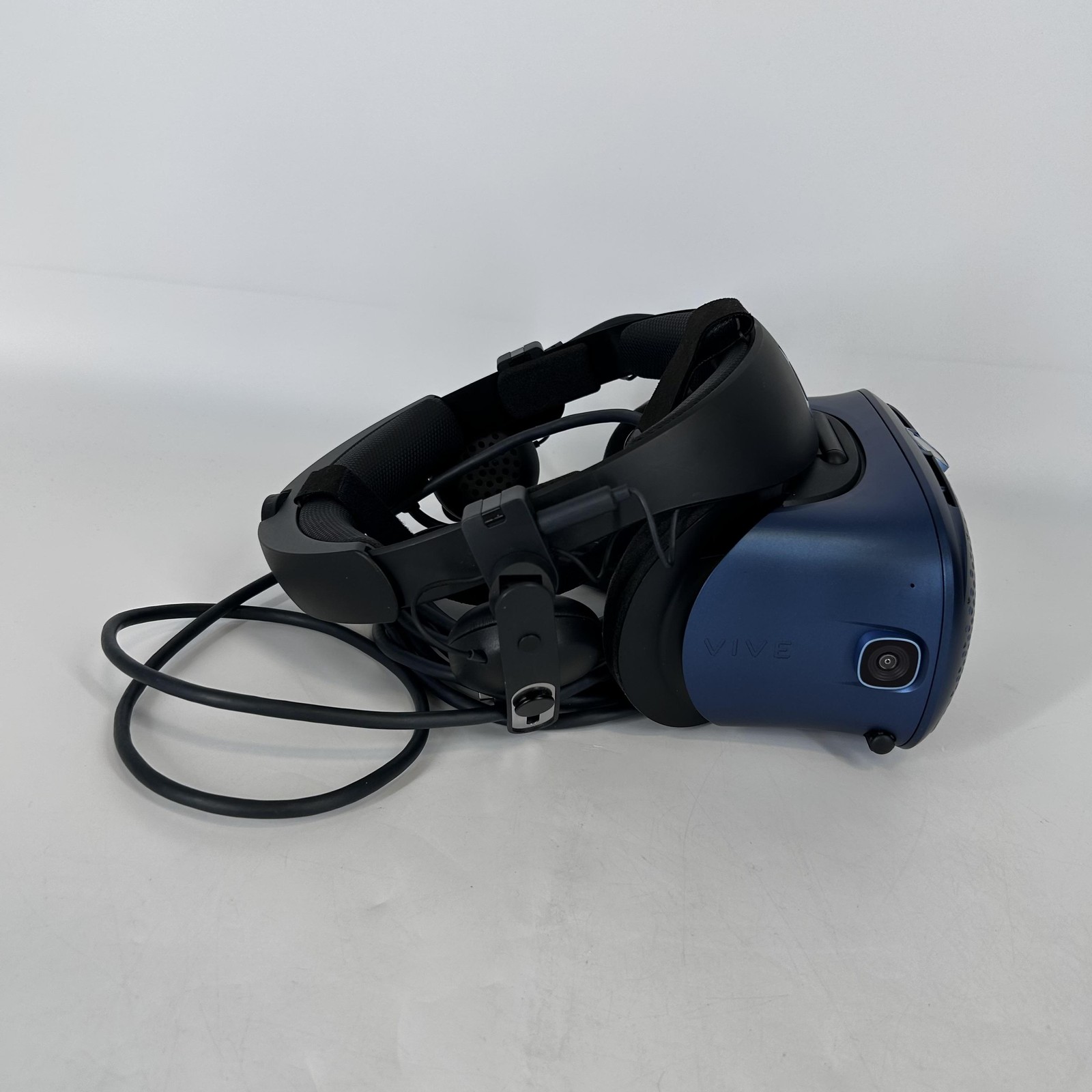 HTC Vive Cosmos VR Headset w/ Controllers/Link Box/USB Cable - Very Good
