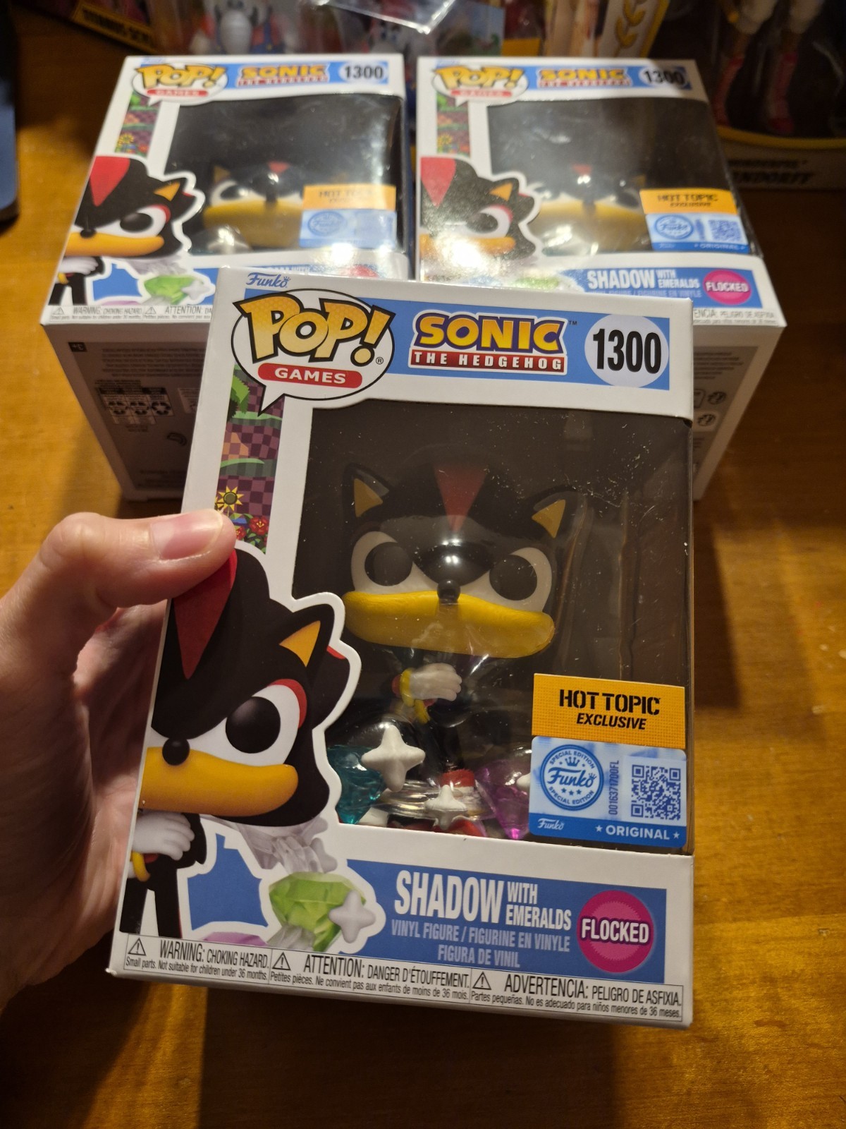 Funko Pop Sonic The Hedgehog SHADOW WITH EMERALDS #1300 HOT TOPIC FLOCKED