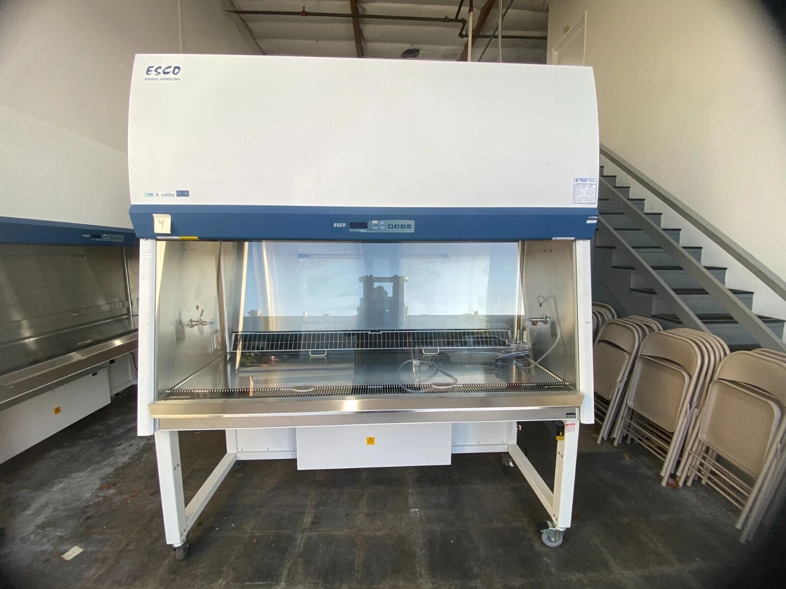 ESCO Biosafety Cabinet WITH Power Raising Hydraulic Base