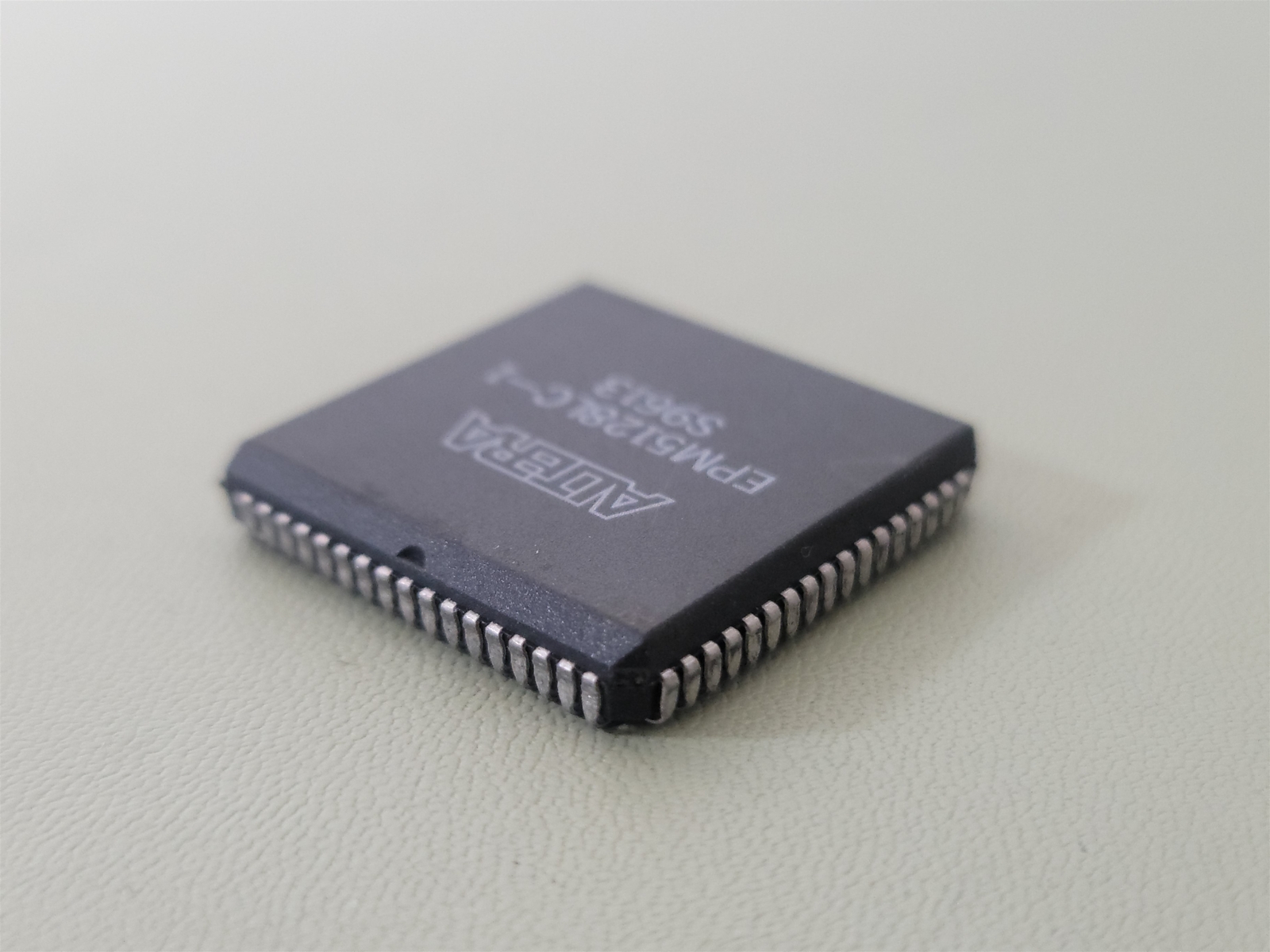 Altera EPM5128LC-1 S9613 Programmable Logic Device , PQCC68. 40ns, 128-cell