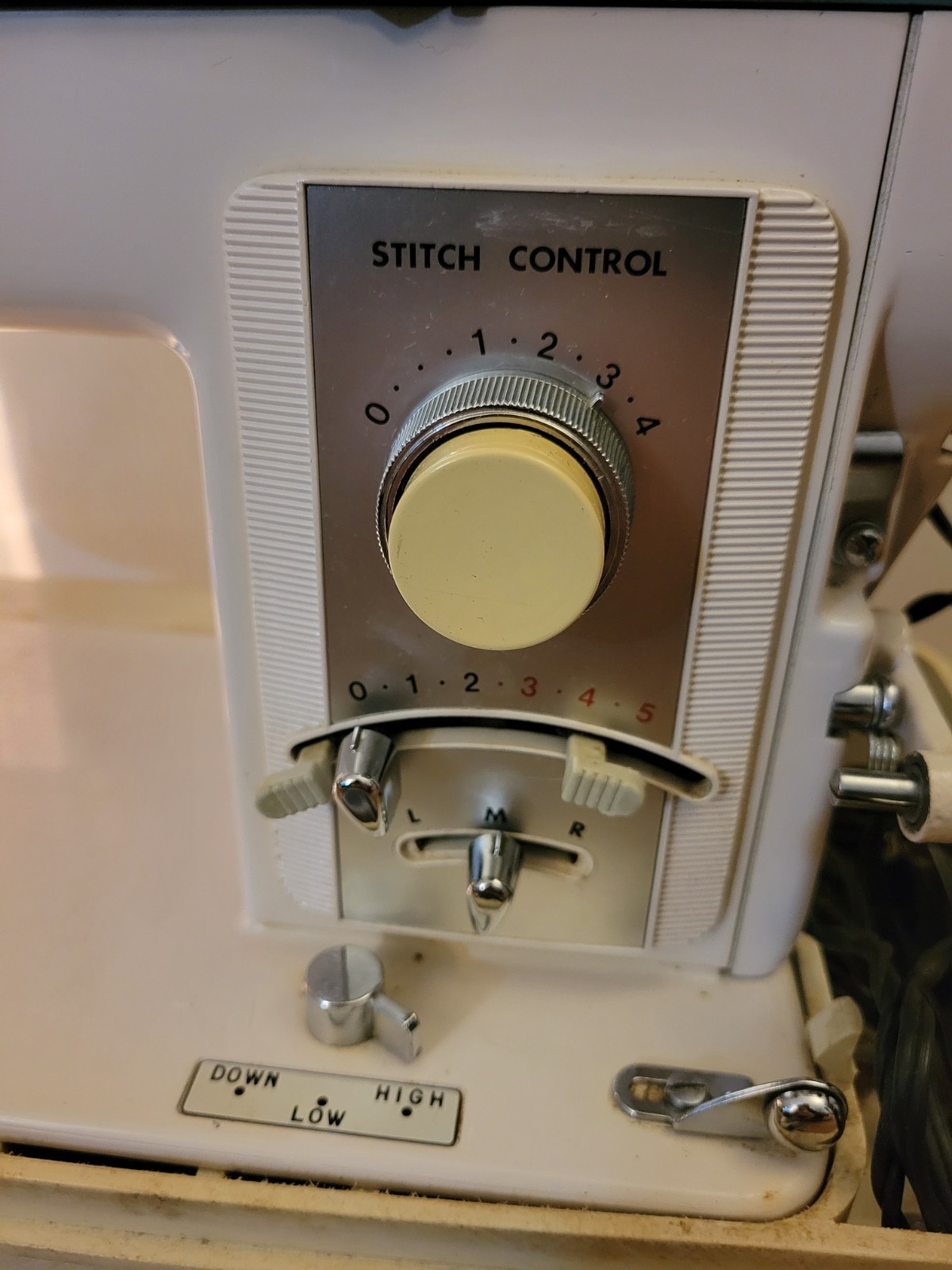 WHITE STRETCH STITCHES 940 Sewing Machine W/Pedal & Carrying Case NICE WORKS