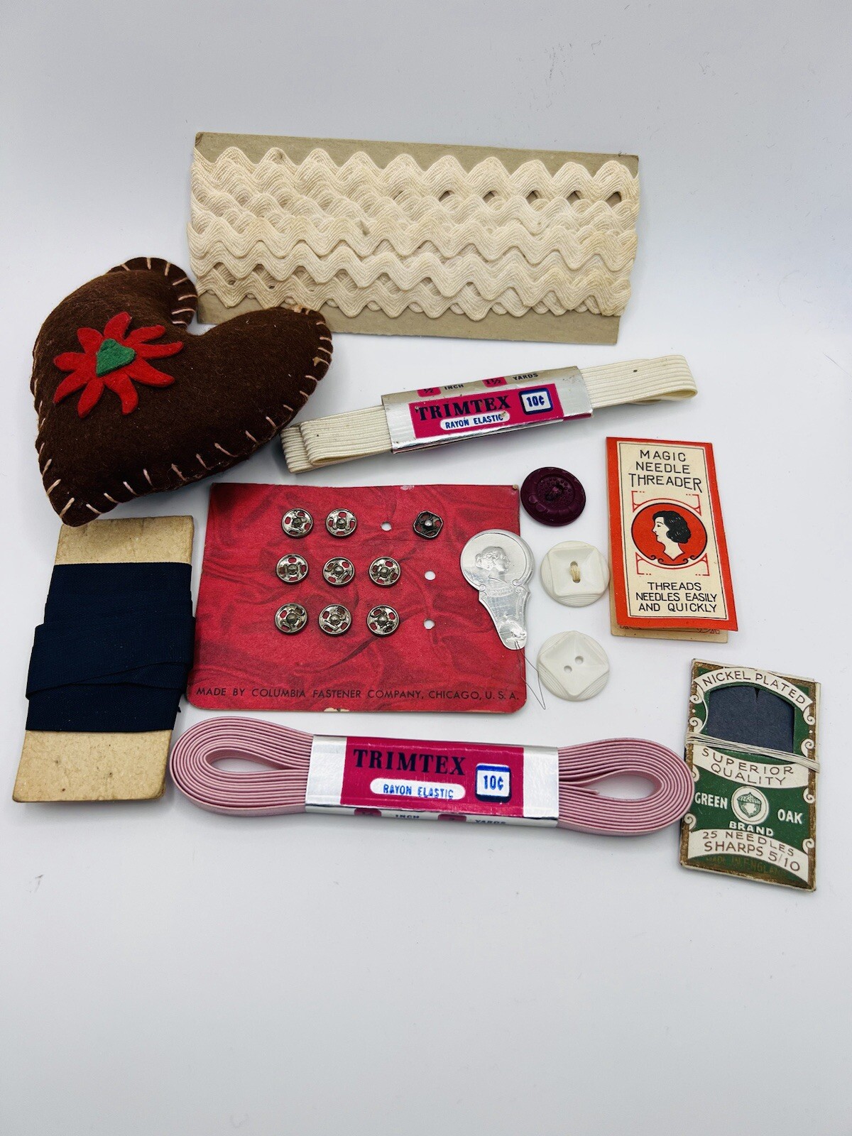 VINTAGE LOT OF SEWING NOTIONS AND SUPPLIES TRIM NEEDLE THREADER TRIM PIN CUSHION