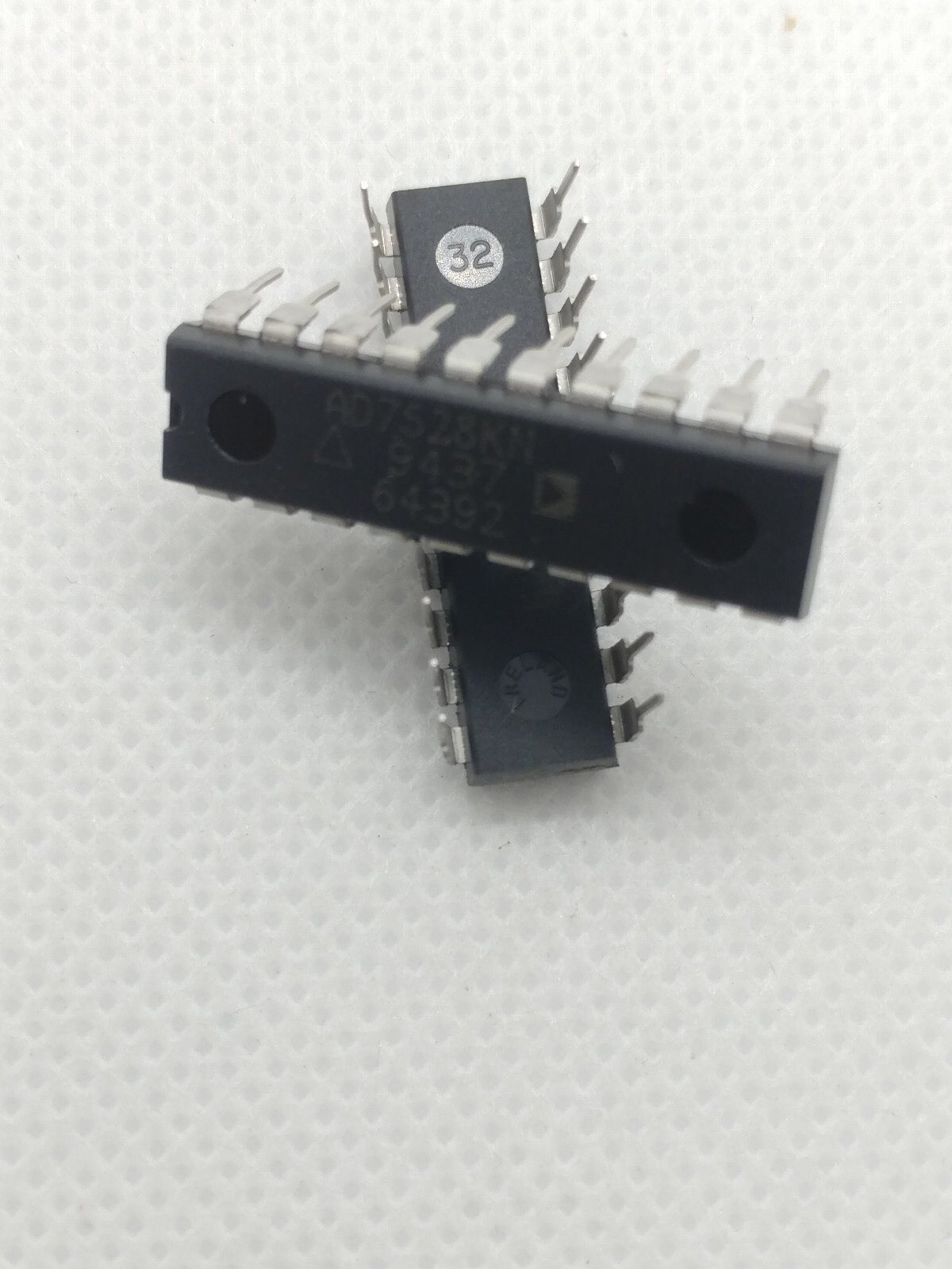 18x ANALOG DEVICE AD7528KN CMOS Dual 8-Bit DAC DIP stick
