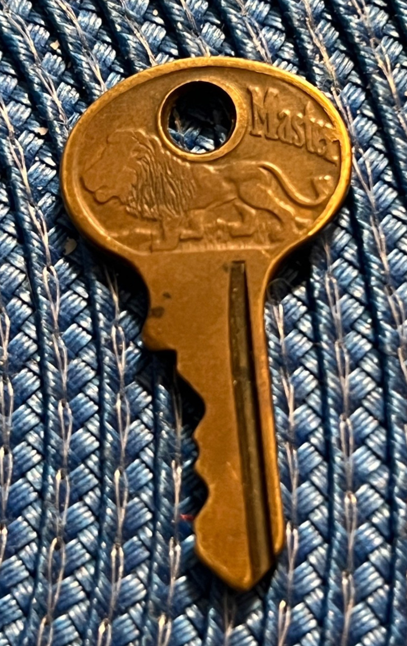 Vintage  Made in USA Master Lock Milwalkee  2002 Padlock Key For Lock  Lion Logo