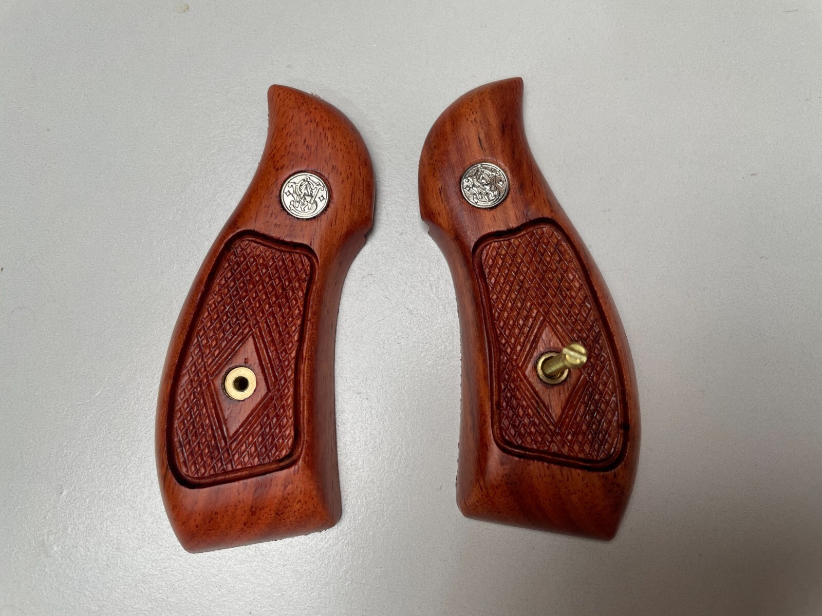 New Beautiful Grip for S&W K/L Frame Round Butt - Classic panel Checker Hardwood