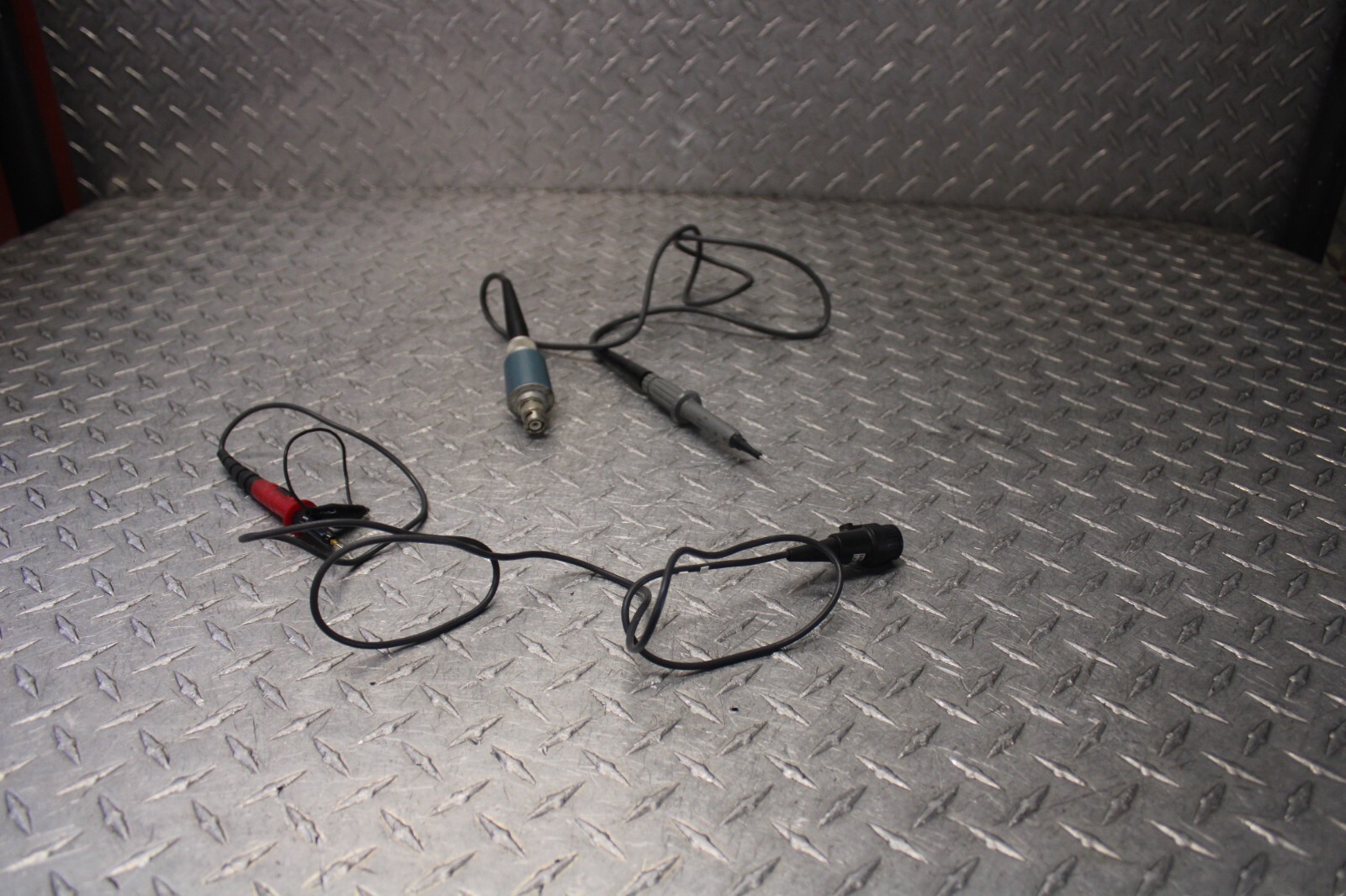 B & K Precisión 1541D Dual Channel Analog Oscilloscope Connecting Wires Plugs