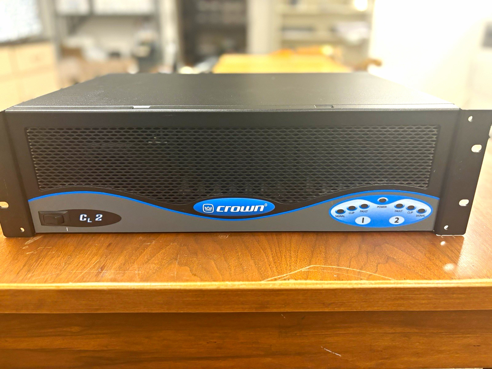 Crown CL 2 2-Channel 1140W Class AB Rack Mount Bridgeable Power Amplifier