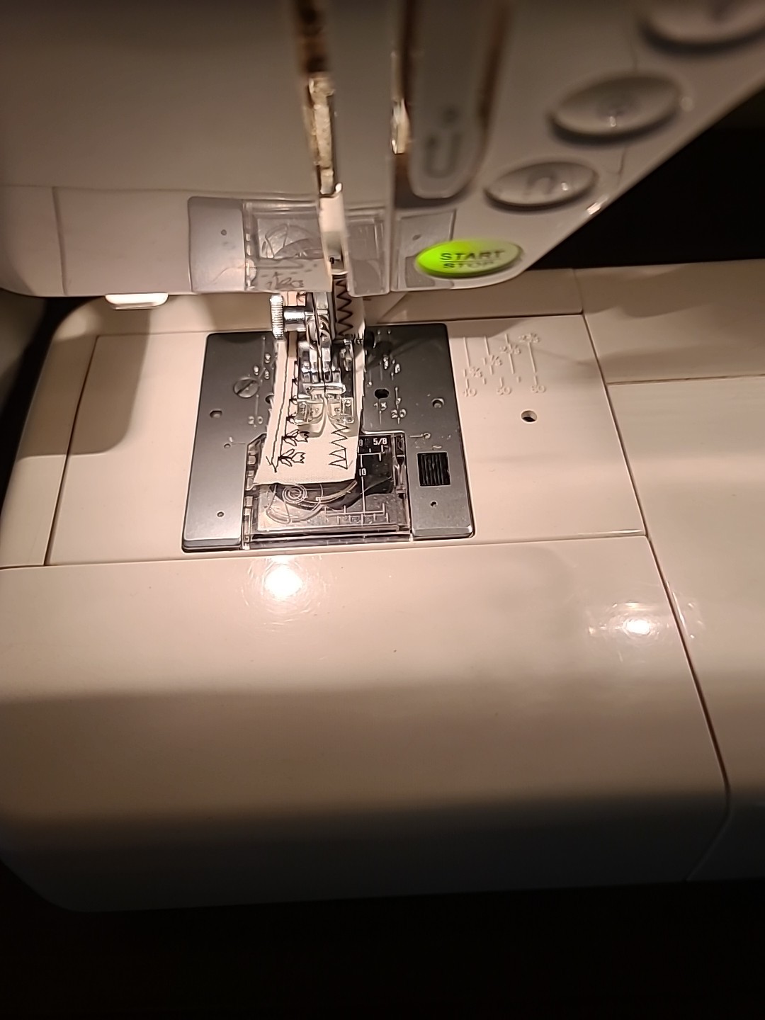 Janome Memory Craft 4900 QC Computerized Sewing & Quilting Machine