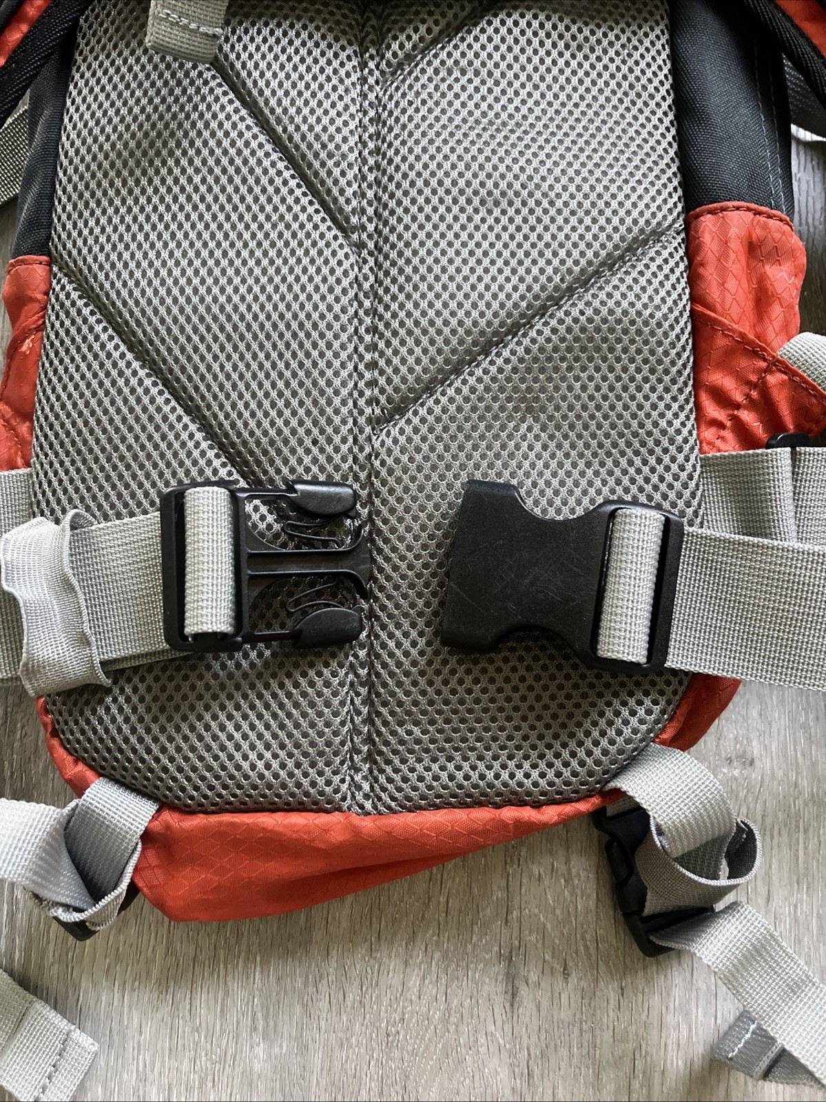 Bass Pro Shops XPS 2 L 68 Oz Rip-Stop Hydration Backpack + Bladder ORANGE BLACK