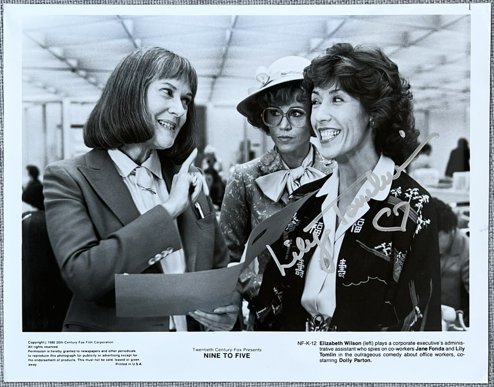Lily Tomlin Signed In Person RARE B&W Nine To Five Press Photo Authentic, 9 To 5