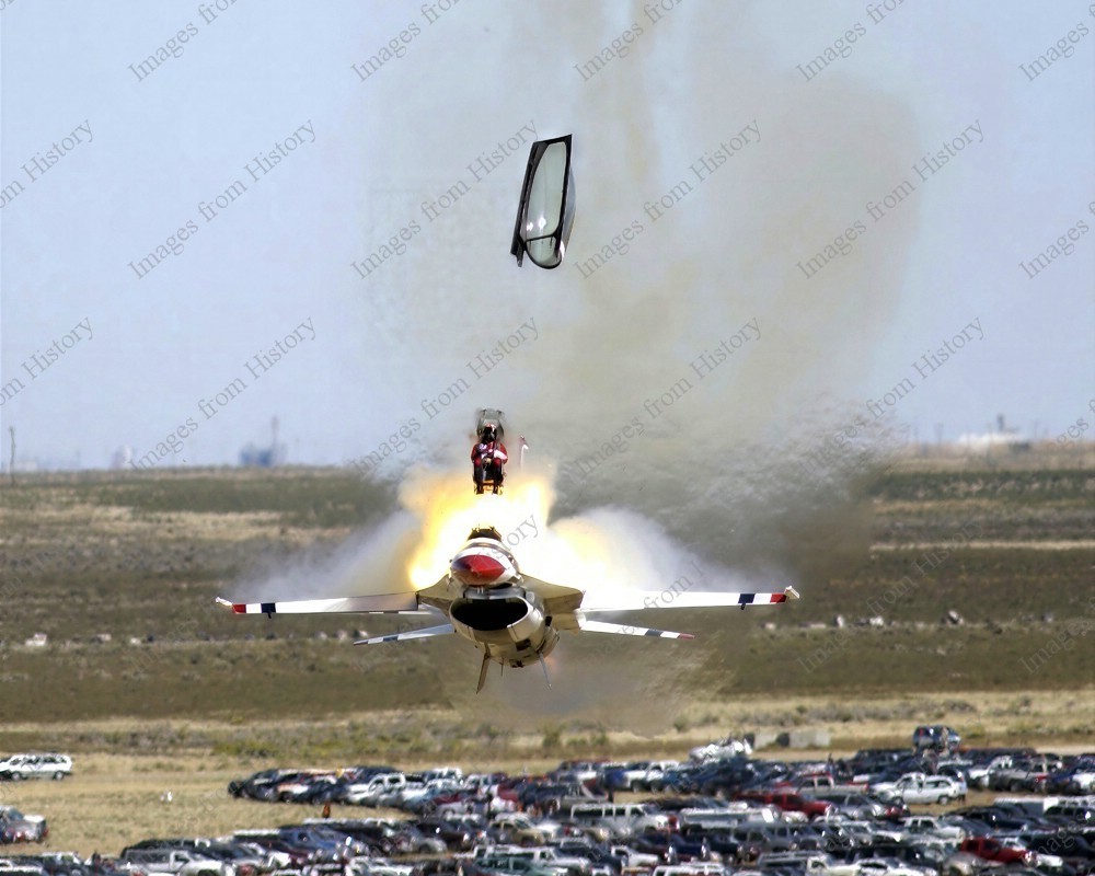 8x10 Print USAF F-16 Fighting Falcon Thunderbirds Pilot Ejects Before Impact