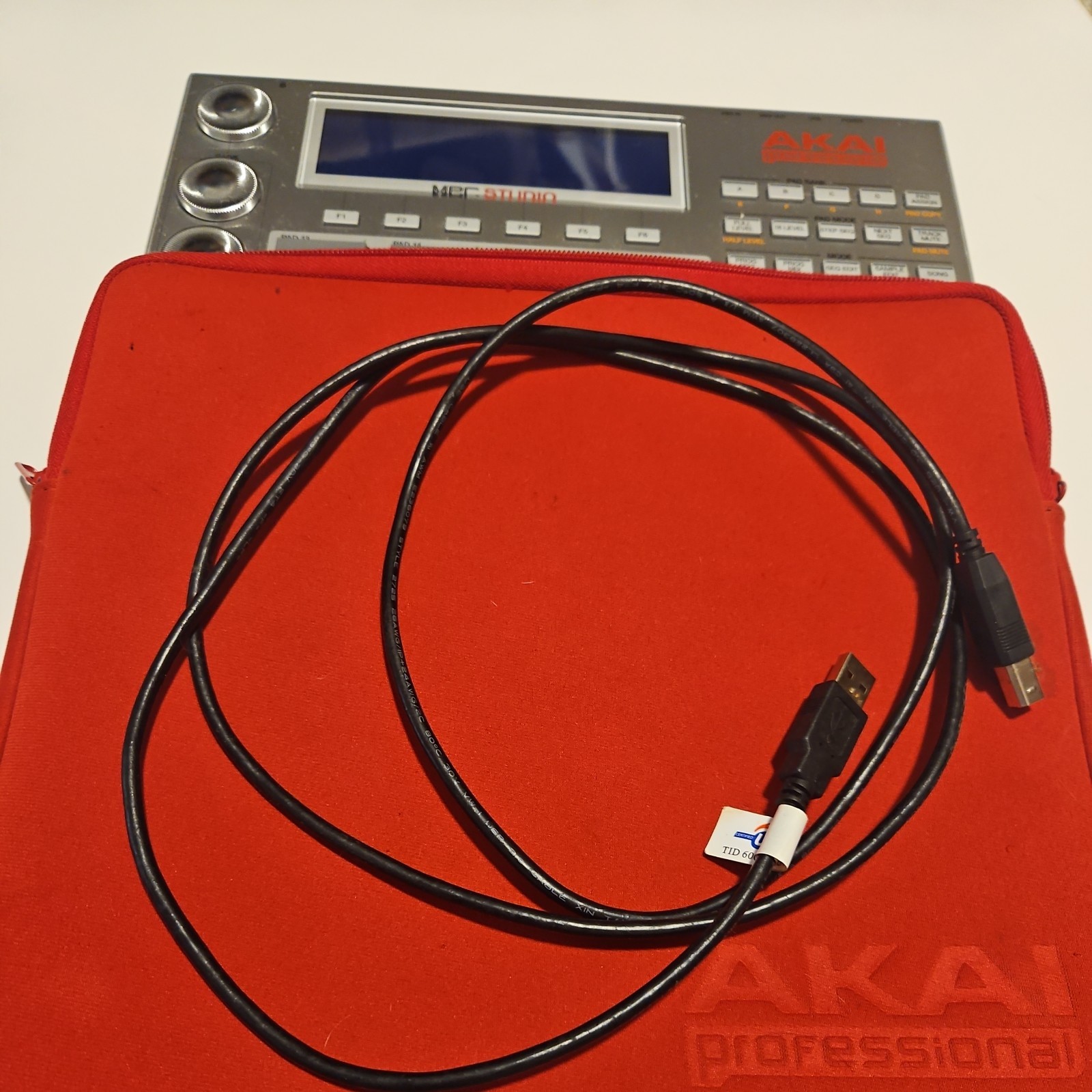 Akai Professional MPC Studio Silver with case USB & MIDI cord Tested