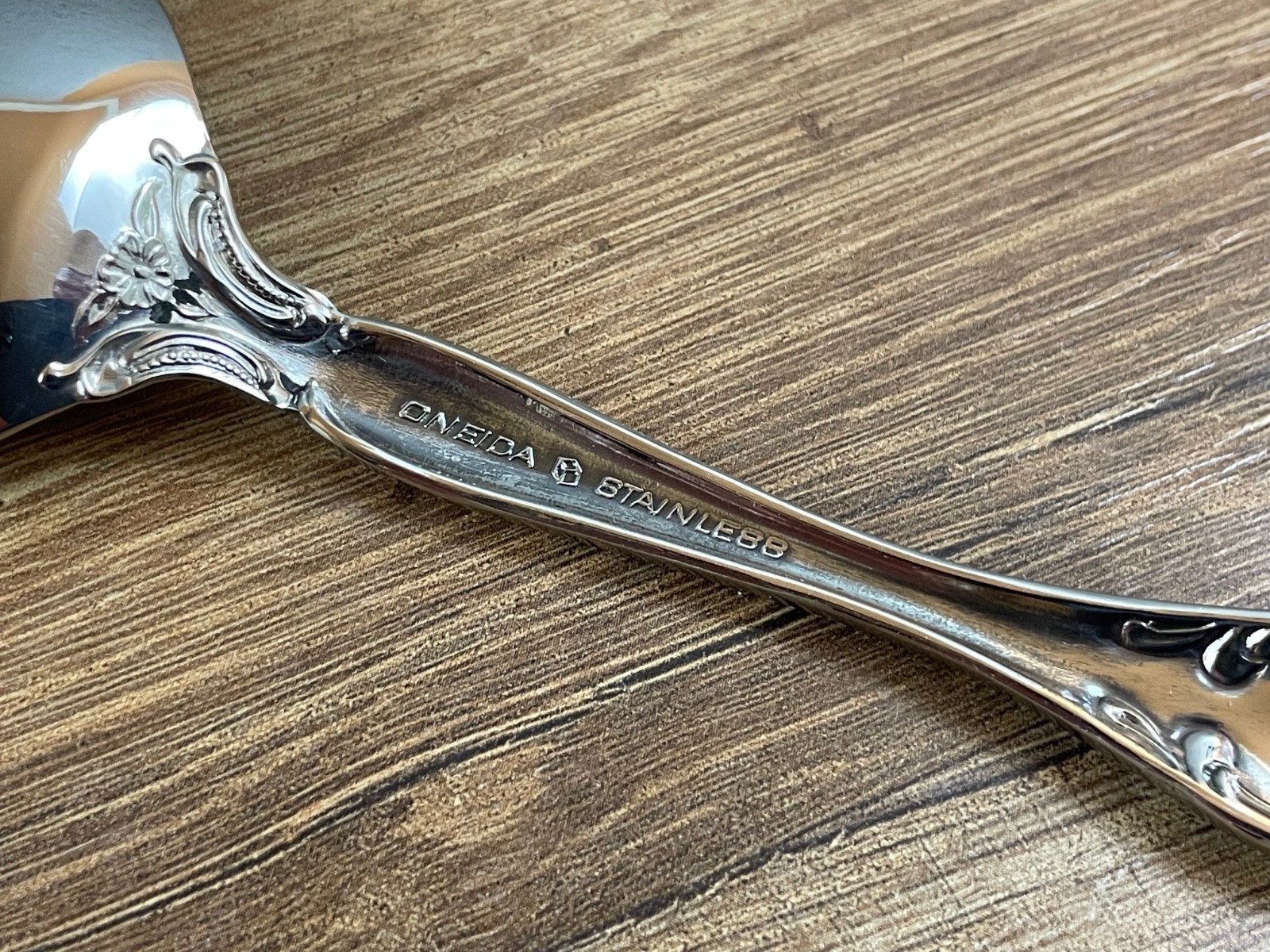 Oneida Michelangelo 72 Pc Stainless Flatware Set Serves 8 + Serving