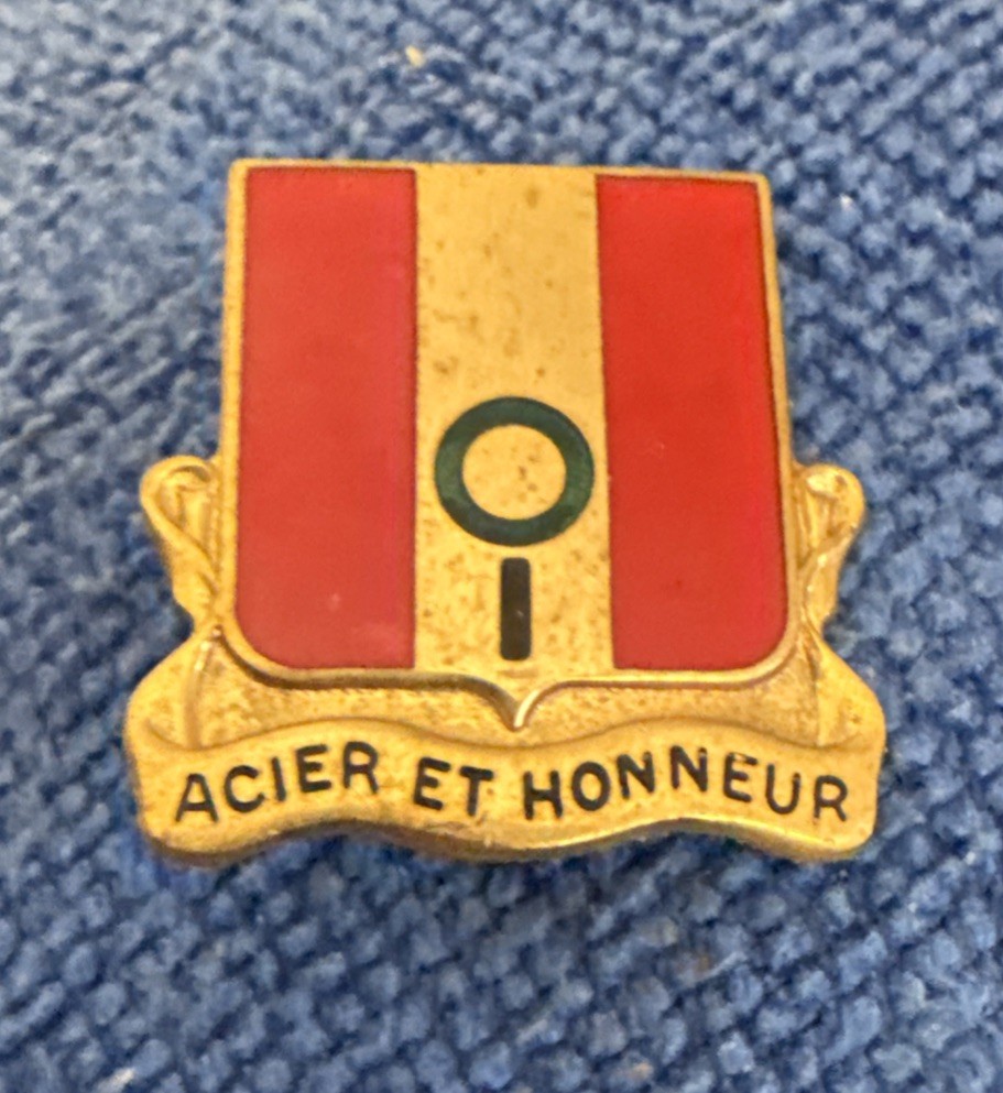 US ARMY 847th Field Artillery Battalion Distinctive Unit Pin DI DUI D21
