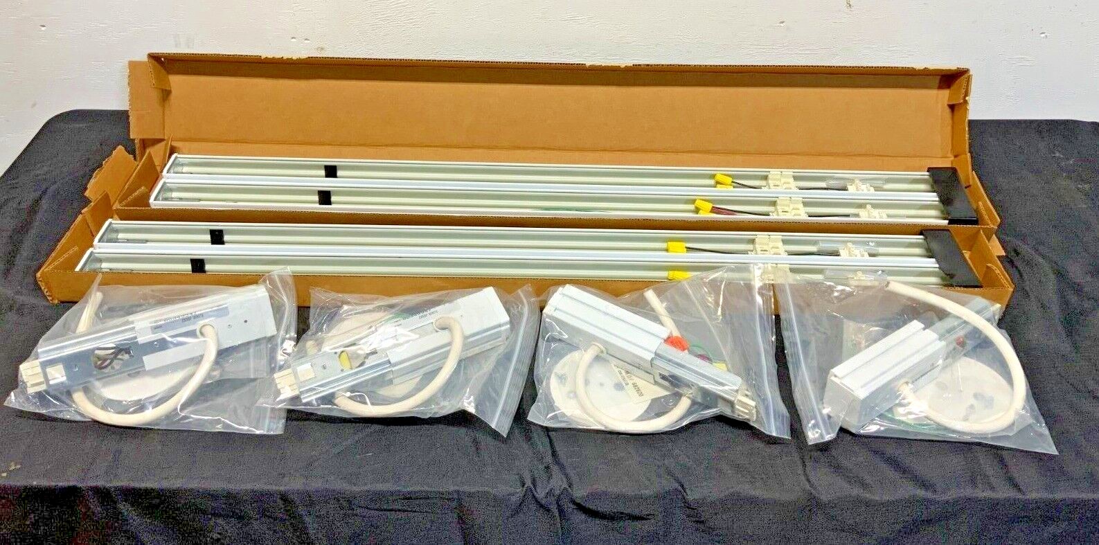 Lot of 4 Zumtobel ZX5TIW4 Linear LED Striplights & 4 ZX5SF Power Supply Drivers