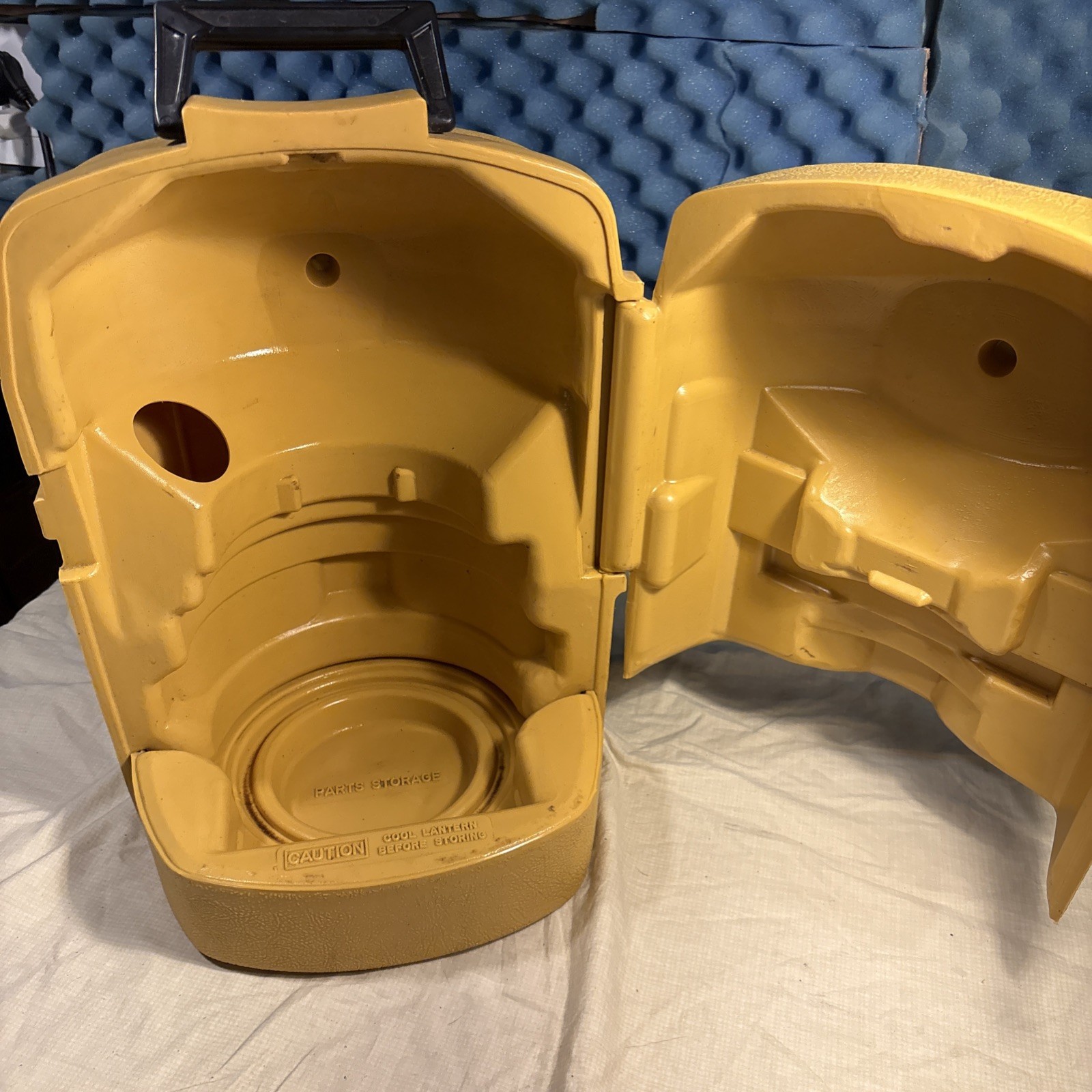 Coleman 220 275 Clam Shell Lantern Case NICE CONDITION 01-83