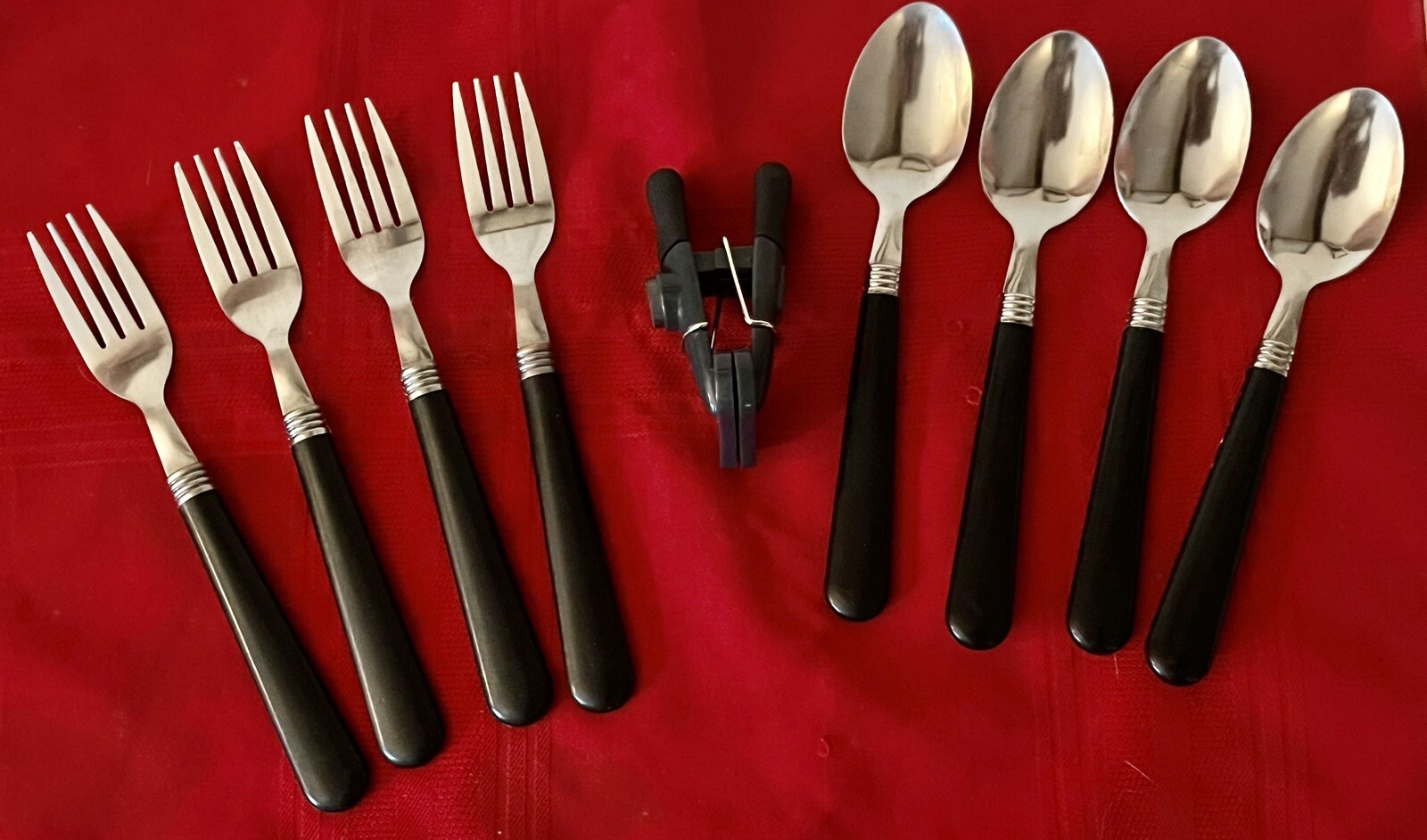 8 PC BLACK PLASTIC HANDLED STAINLESS FLATWARE SET 4 FORKS 4 SPOONS & CHIP CLIP
