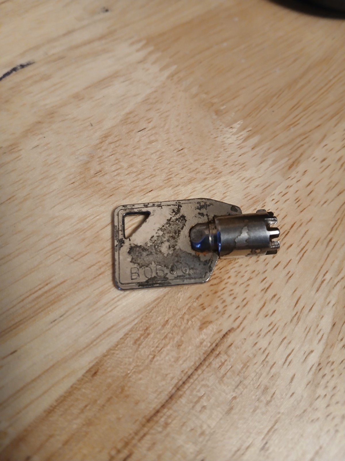 Snack soda drink vending machine key #B0600 fits barrel style locks used