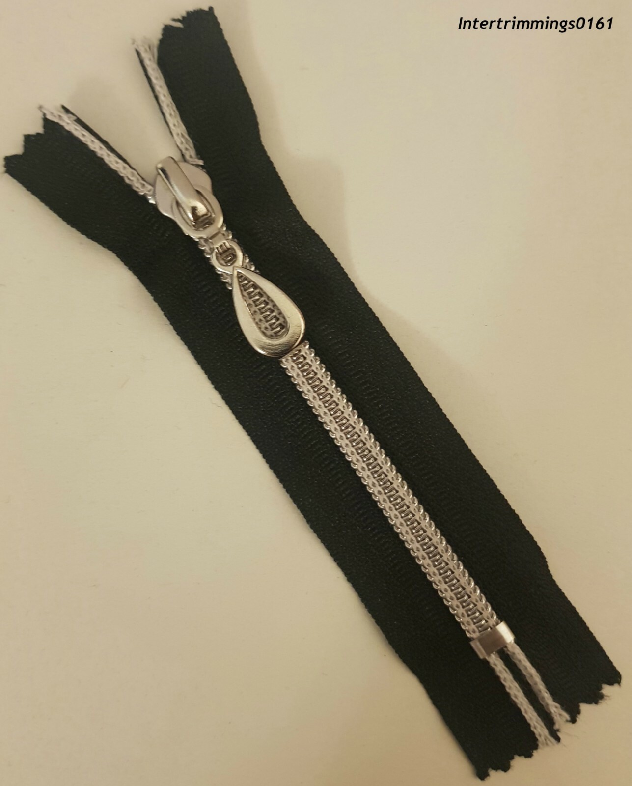 ZIP BLACK 4"/10CMS SILVER NYLON SPIRAL TEETH COIL ZIPPER CLOSED END, NO 5