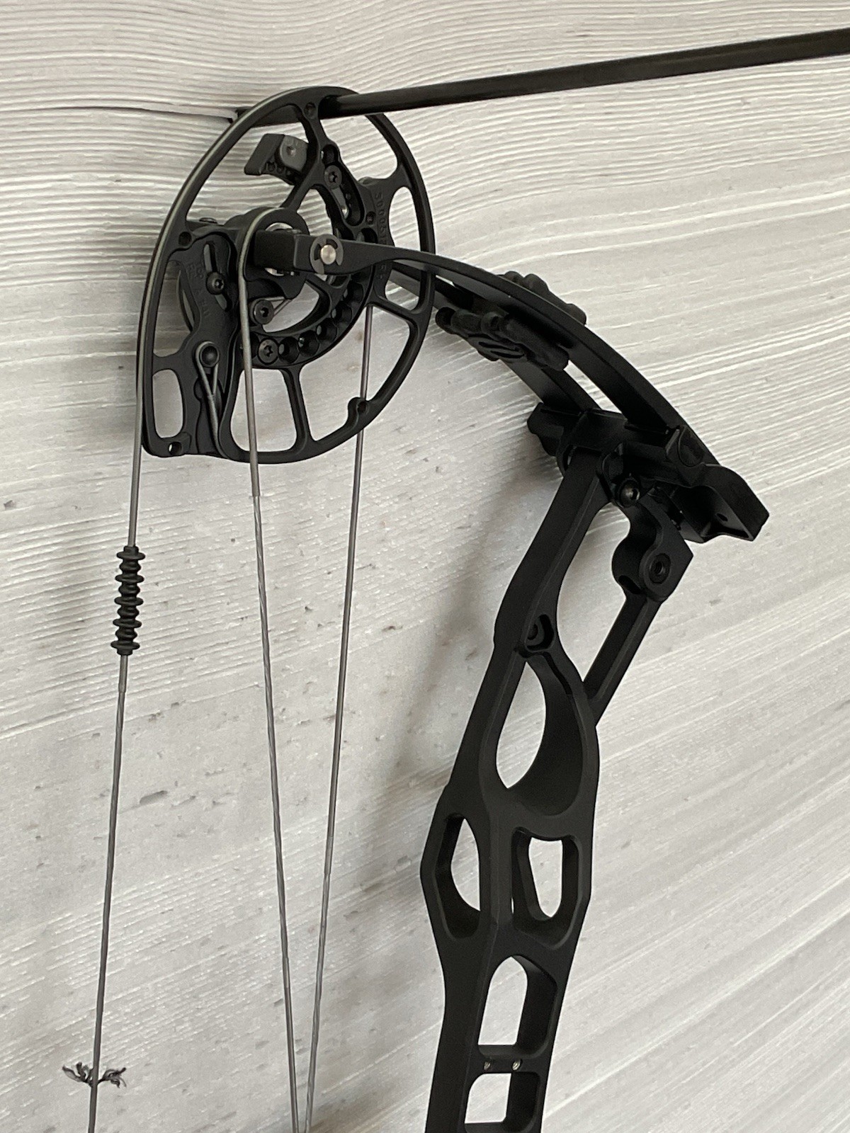 Elite Hunter 33, RH, In Black