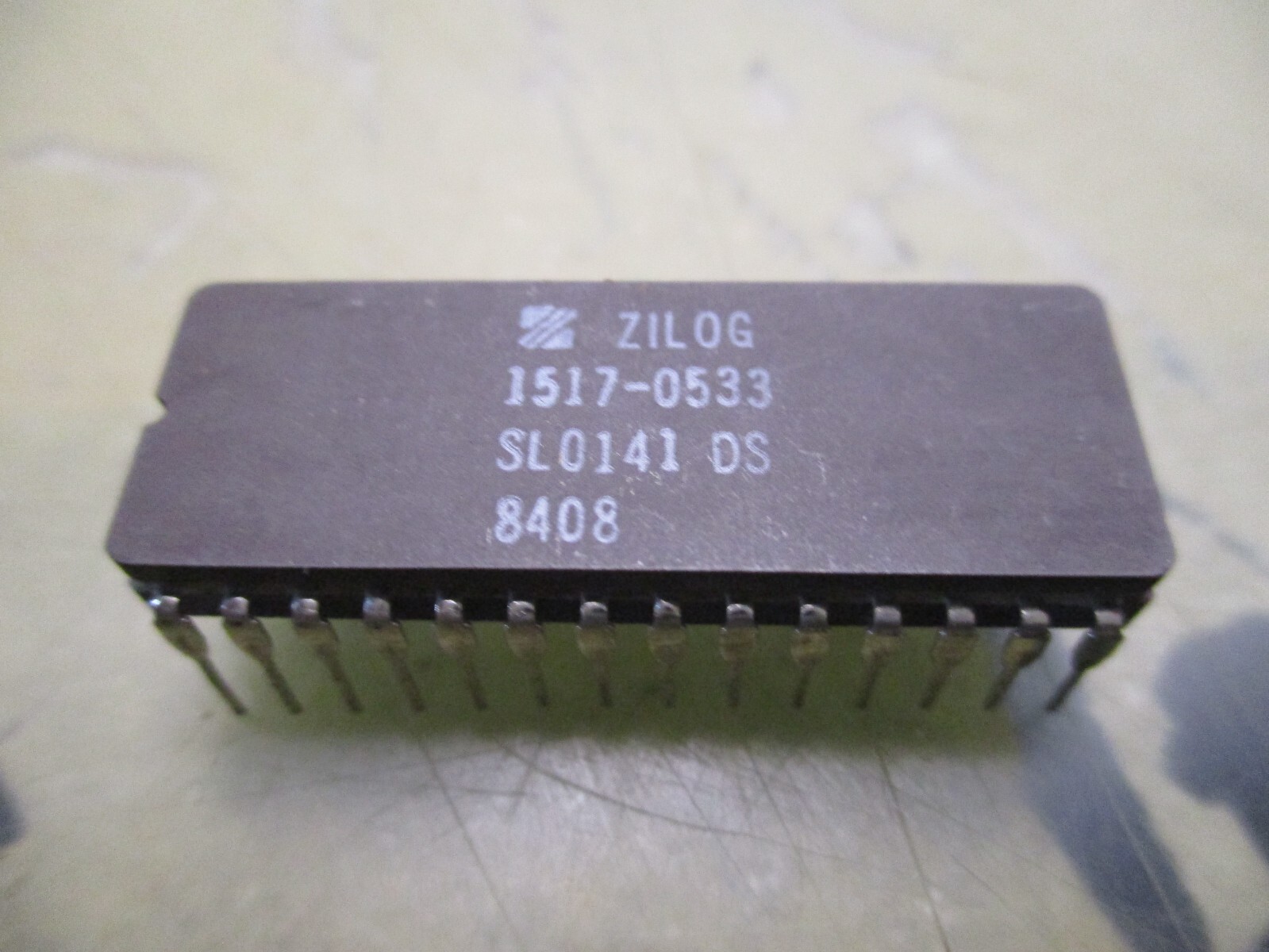 Lot of 17 Zilog 1517-0533 28 Pin IC Chips [4*M-19.5]