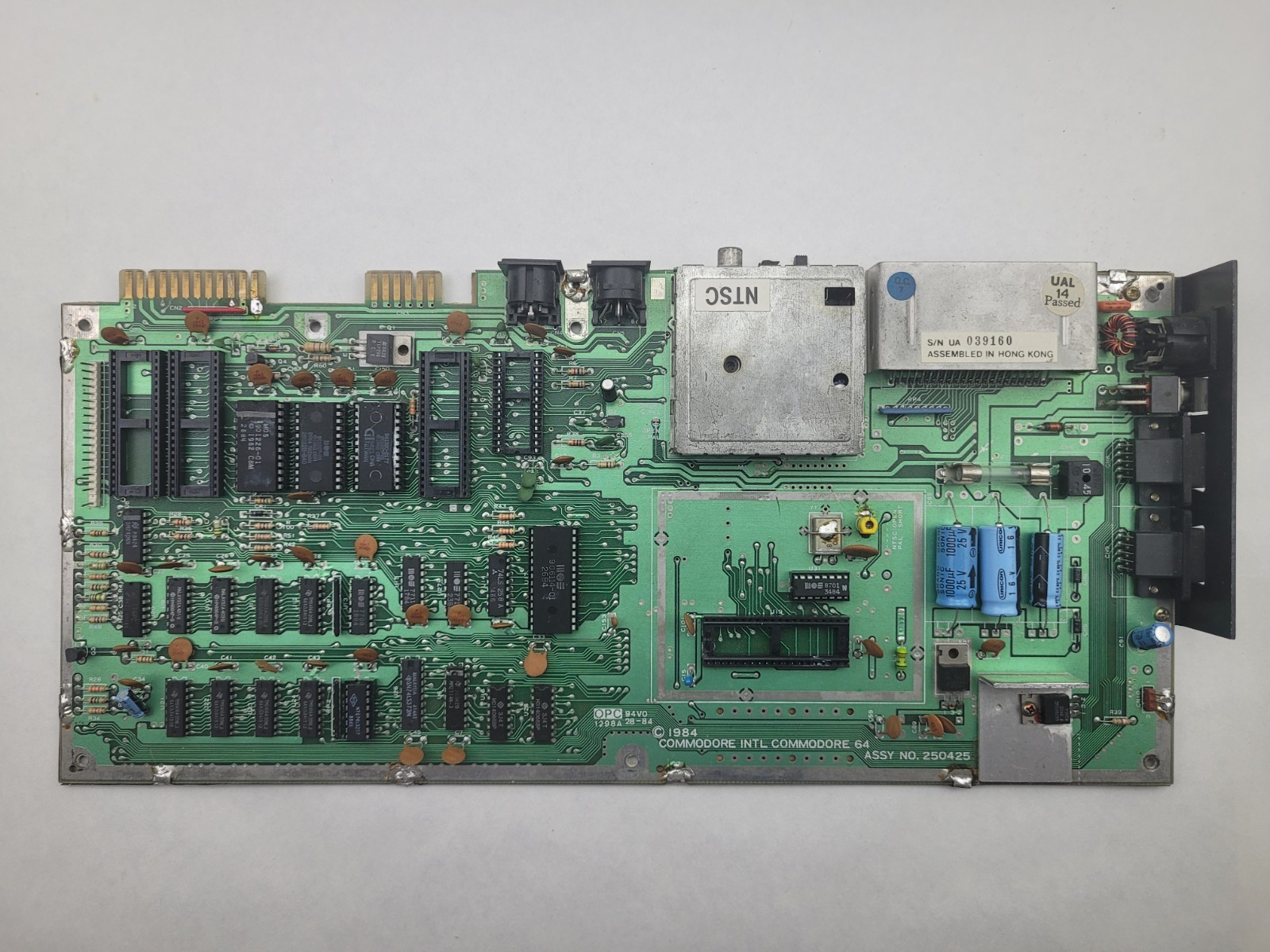 Commodore 64 Motherboard 250425 Tested - You will need major Chips