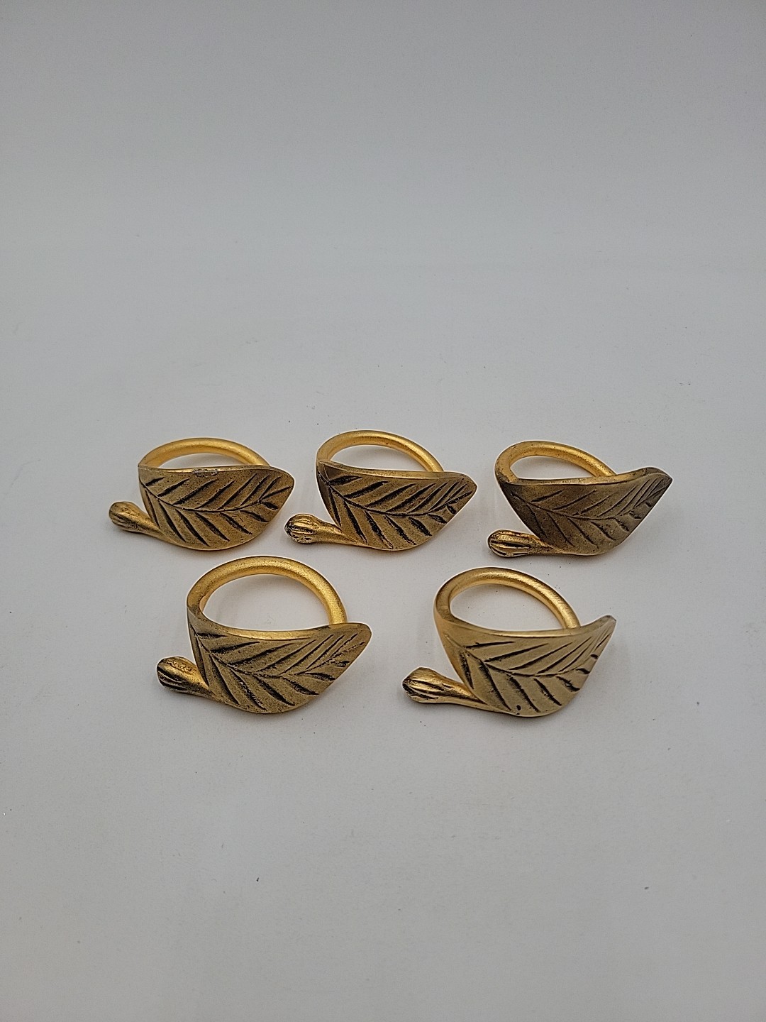 Set of 5 Napkin Rings Metal Leaf Design Gold Tone Color