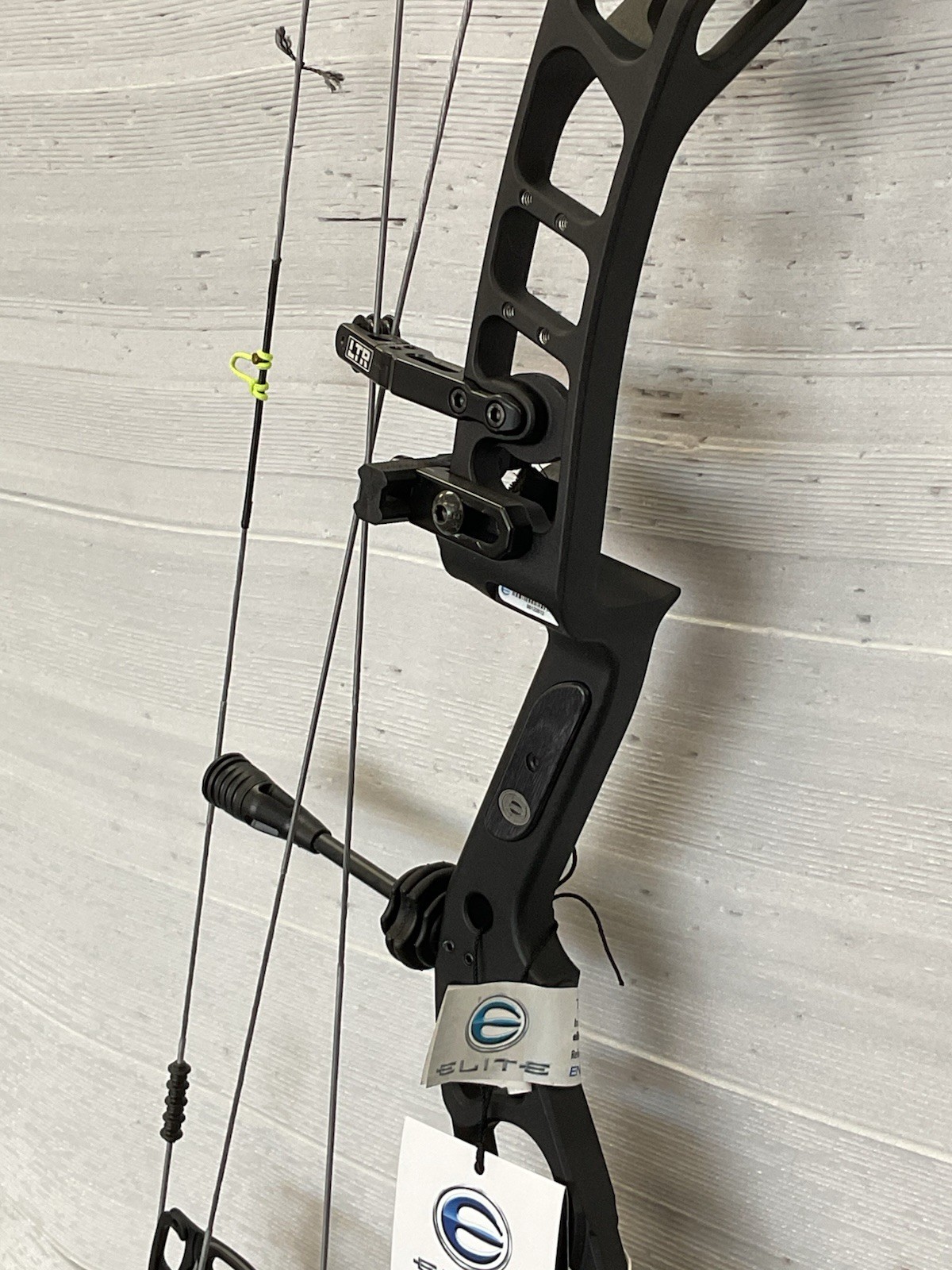 Elite Hunter 33, RH, In Black