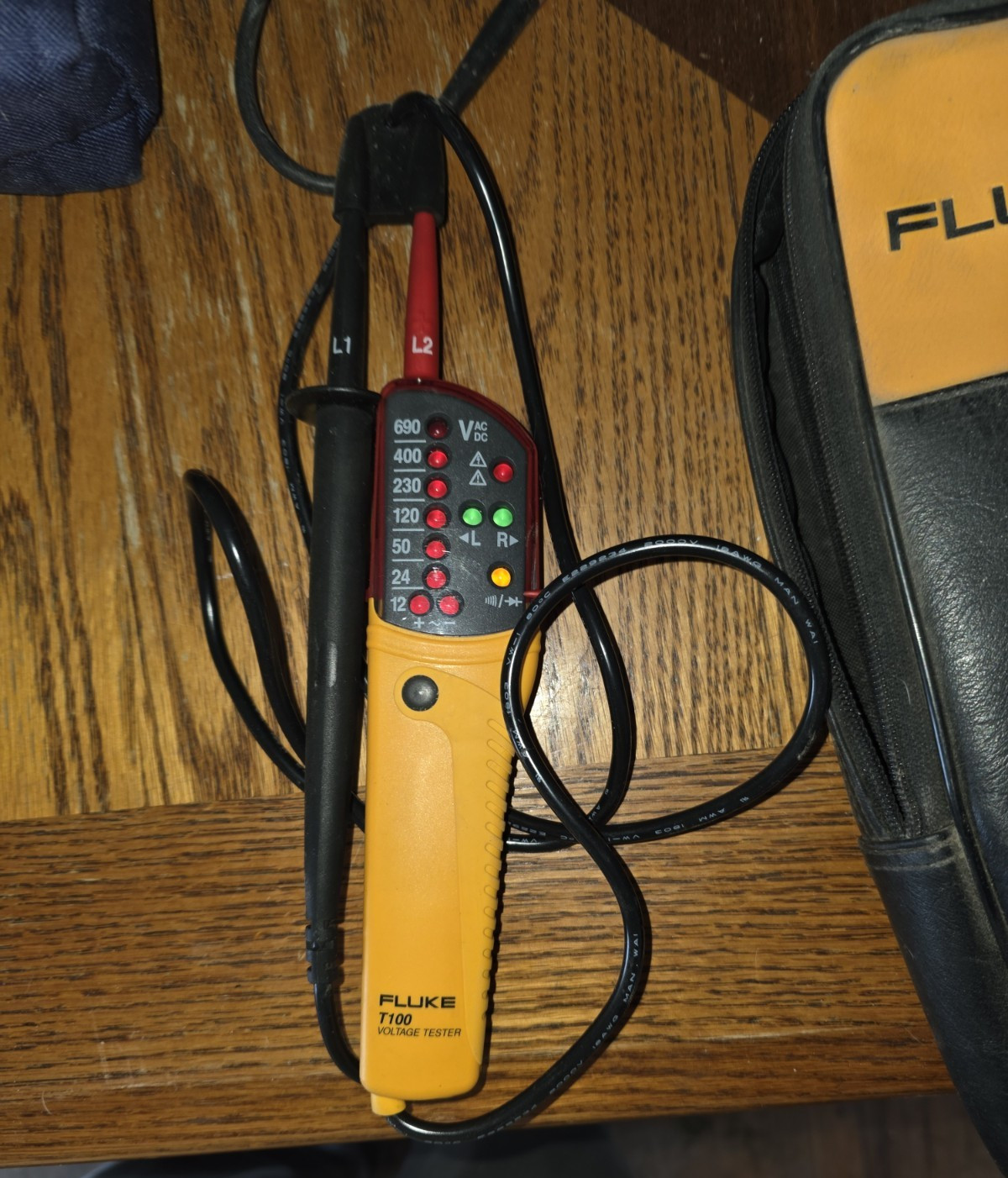 Fluke T100 Voltage Tester 12-690V AC/DC CAT III IV IP65 Auto Power Off w/ Case