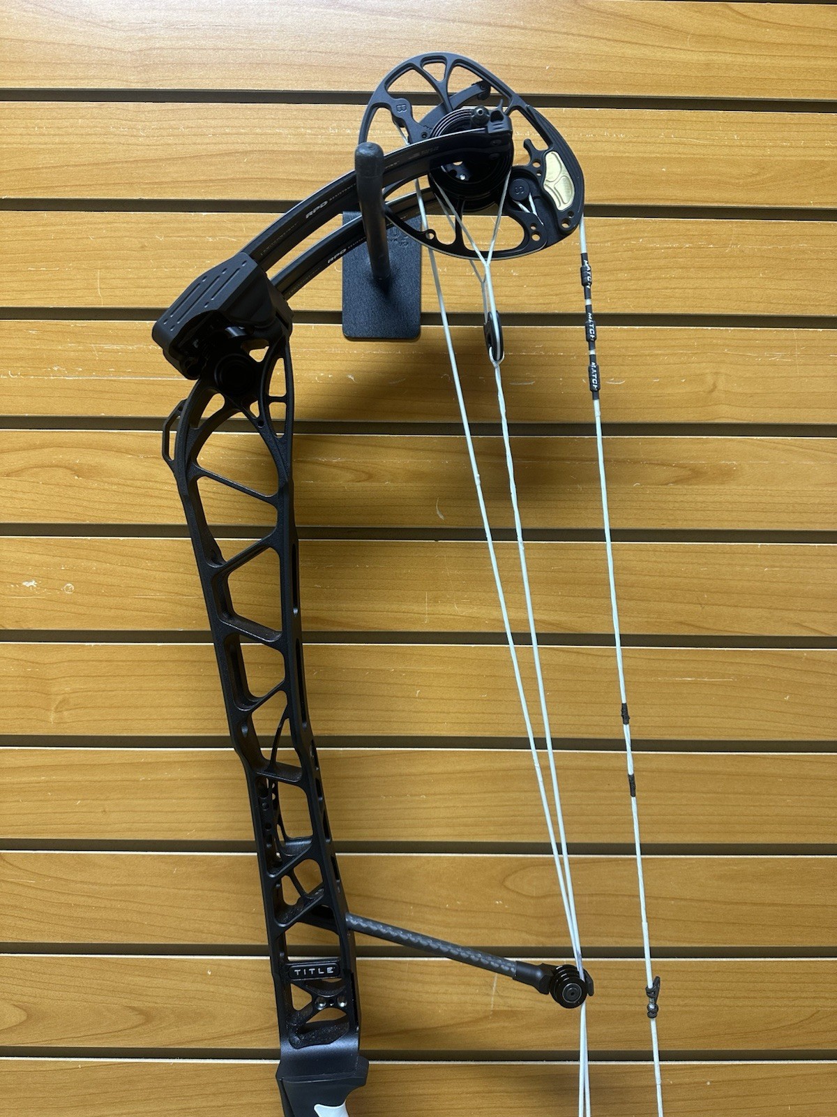 Mathews TITLE 40 Compound Bow - Black - RH - Barely Shot