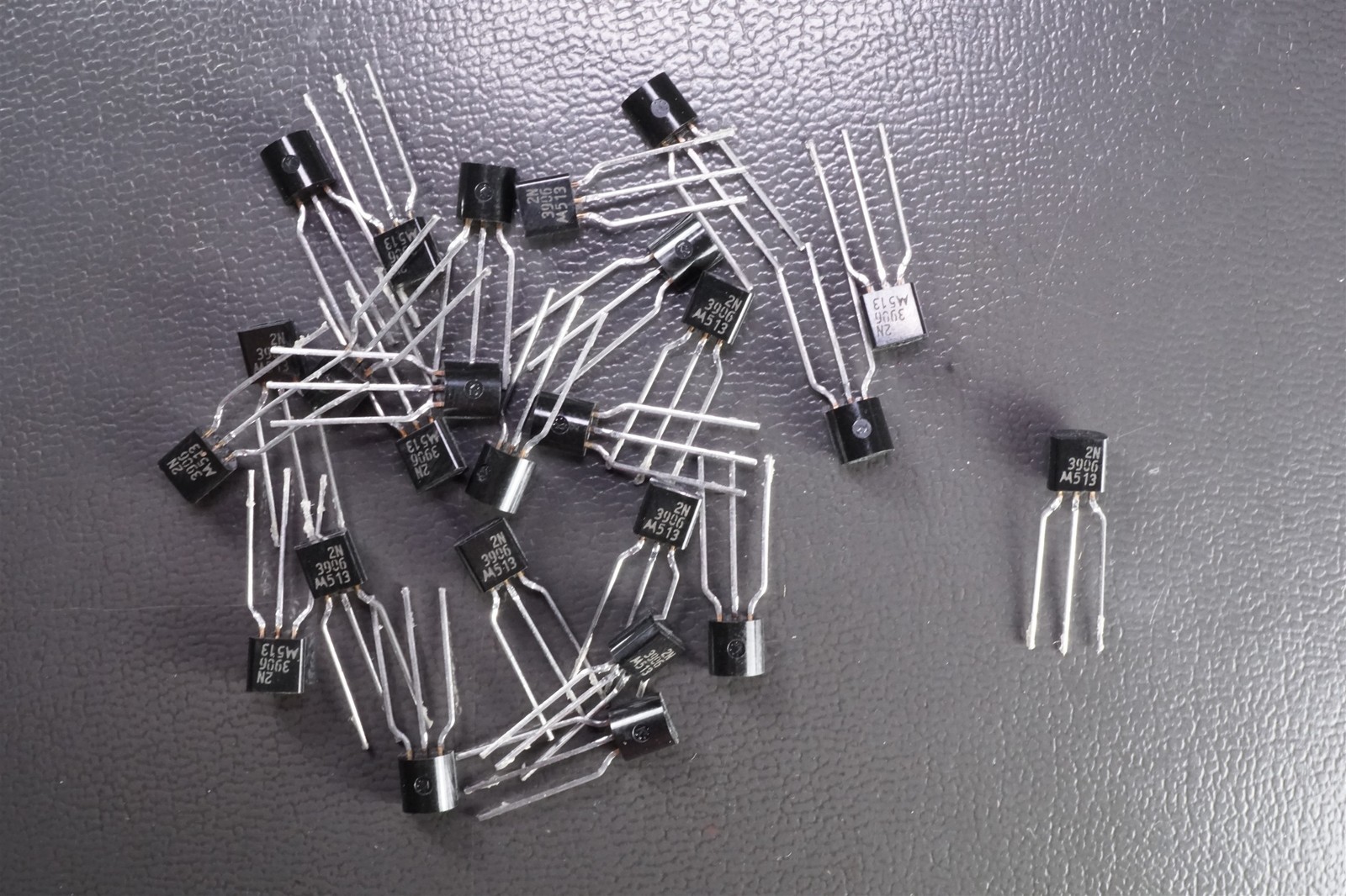 Lot of 25 2N3906RLRM Motorola PNP Transistor 40V 200mA 3 Pin TO-92 TH 2N3906 NOS