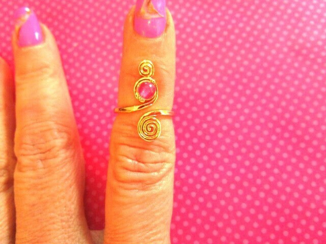 Gold swirl pink stone toe ring