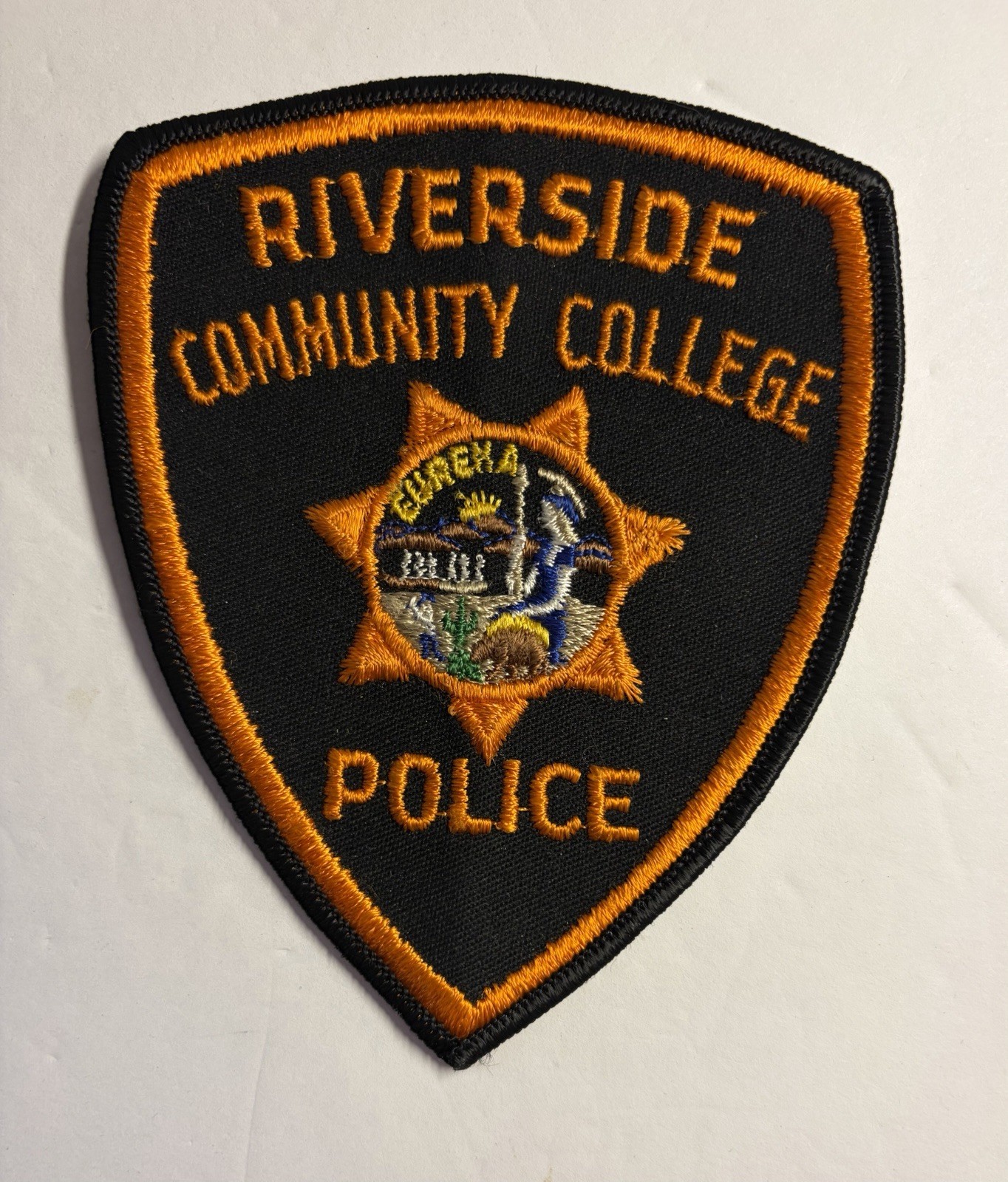 VINTAGE CALIFORNIA RIVERSIDE COMMUNITY COLLEGE POLICE DEPT PATCH #D53