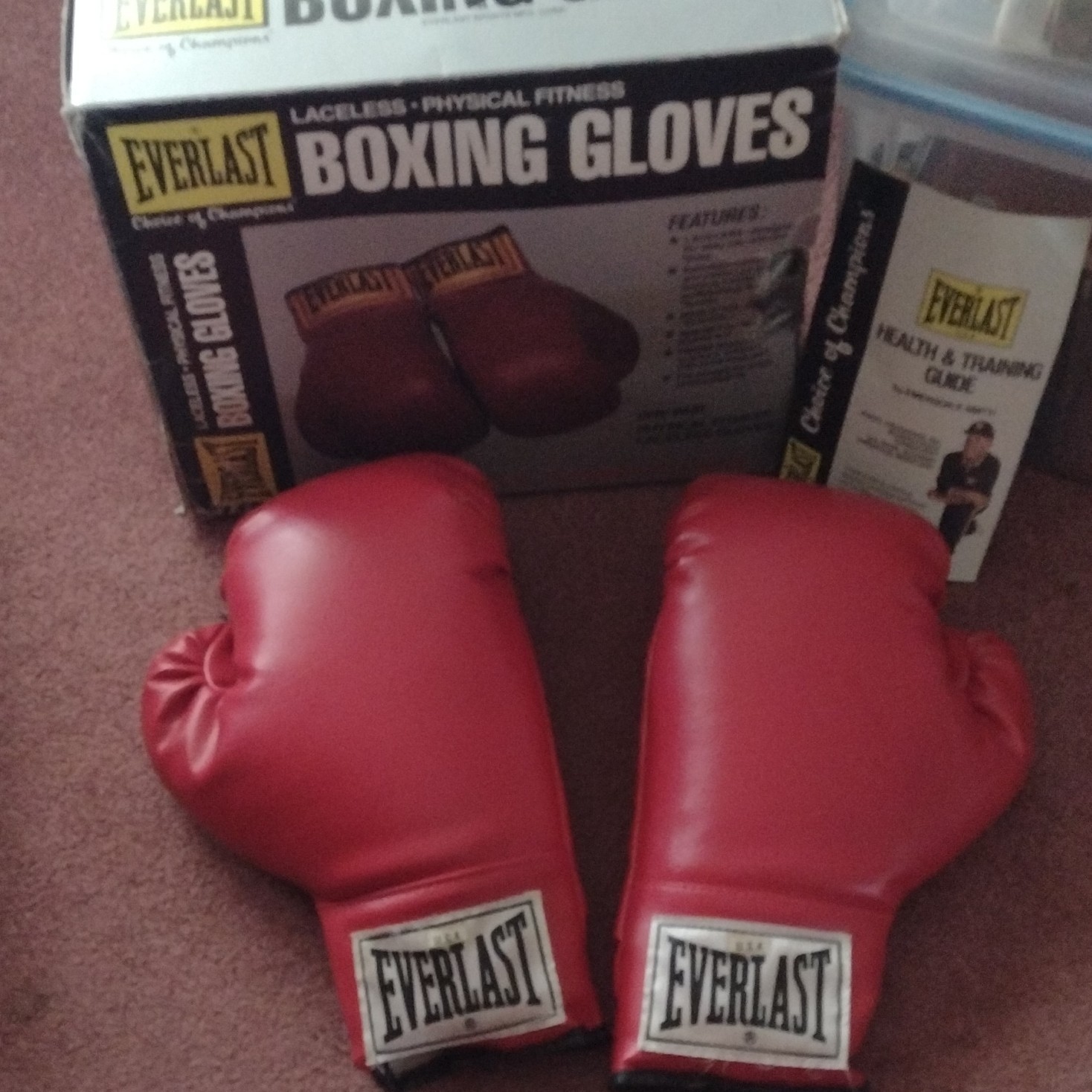 Everlast Red Laceless Physical Fitness Bag Gloves, Adult Unisex 16 oz (Pair)