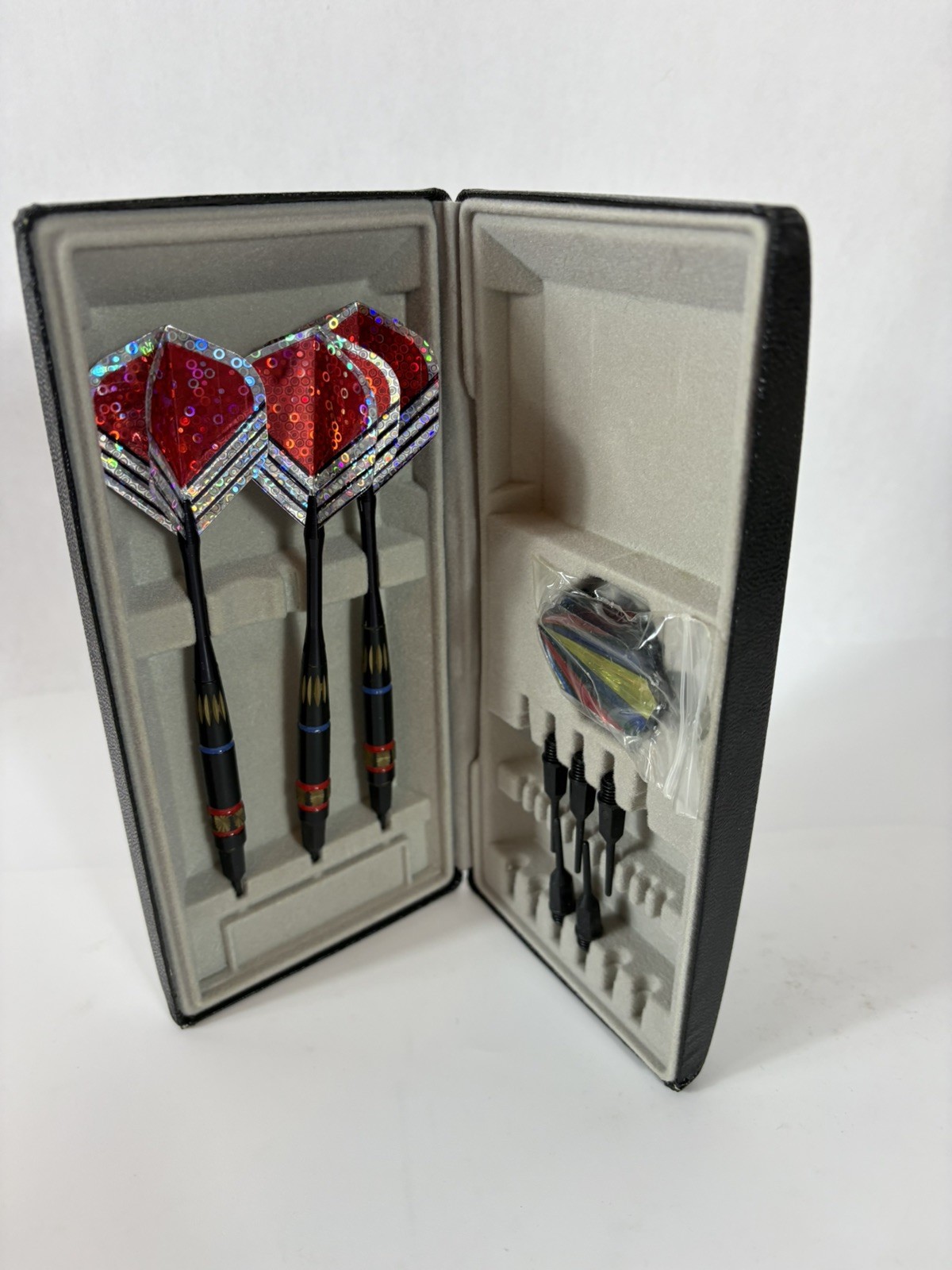 3 Dart Set w/Case Plastic Tip Includes 5 Extra Tips & Fins Pre-Owned