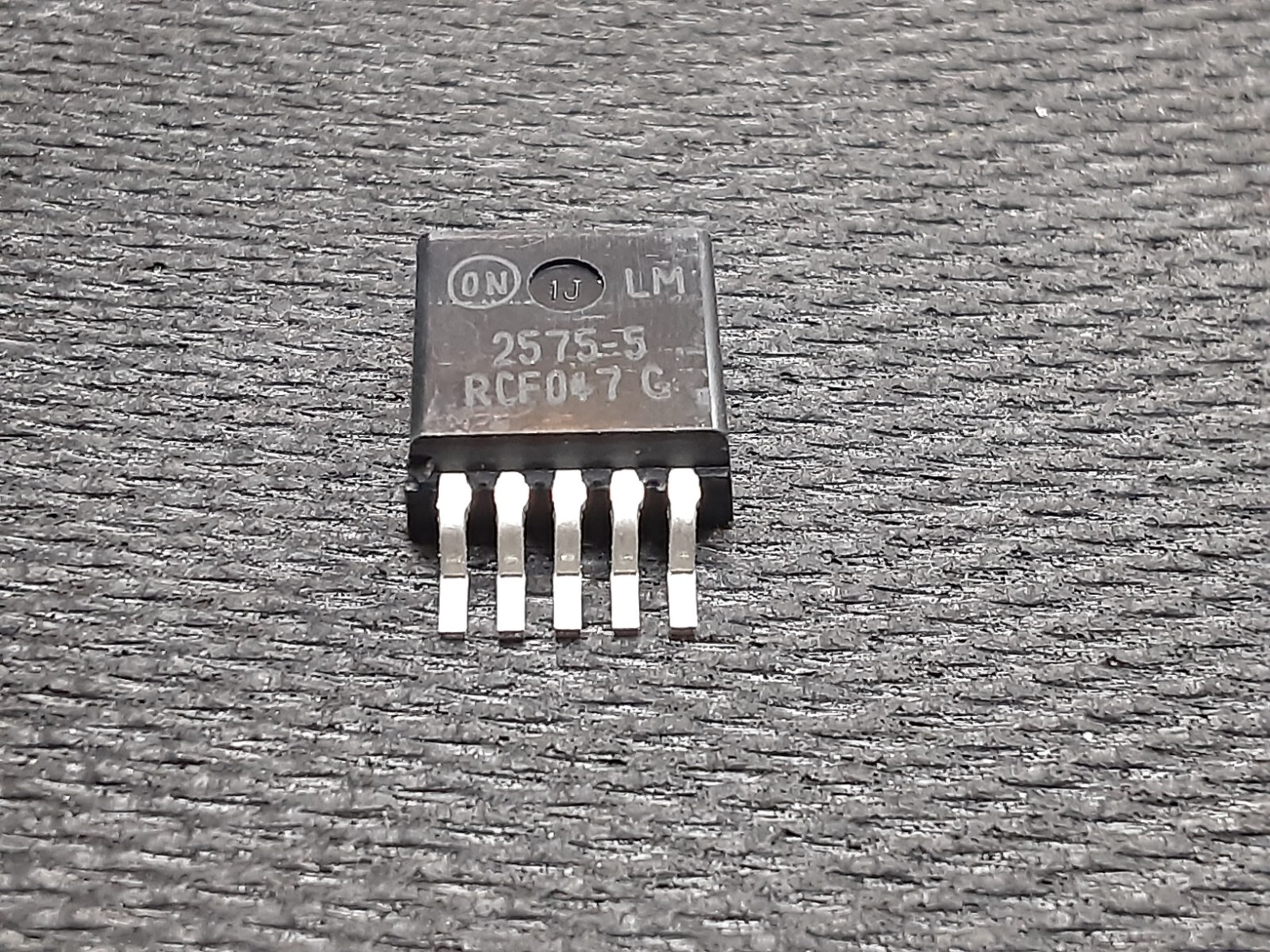ON SEMI lm2575-5D2T Voltage Regulator 5 short leads D2PAK D2T SUFFIX CASE 936A