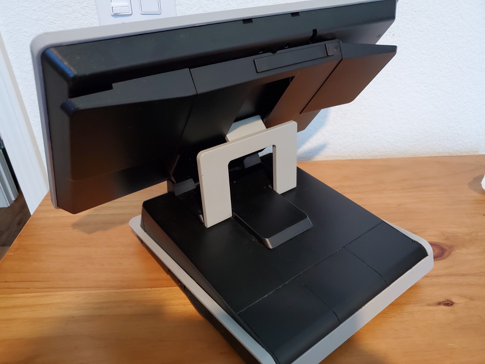 Par Everserv 8500 (T8520) AiO POS Touch Screen Computer - i5 / 4GB / 64GB SSD