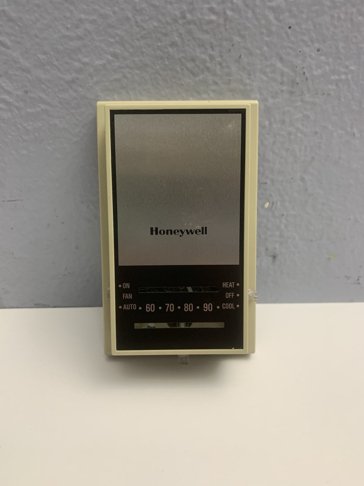 Vintage Honeywell T834C1137 Manual Mechanical Heat Cool Thermostat