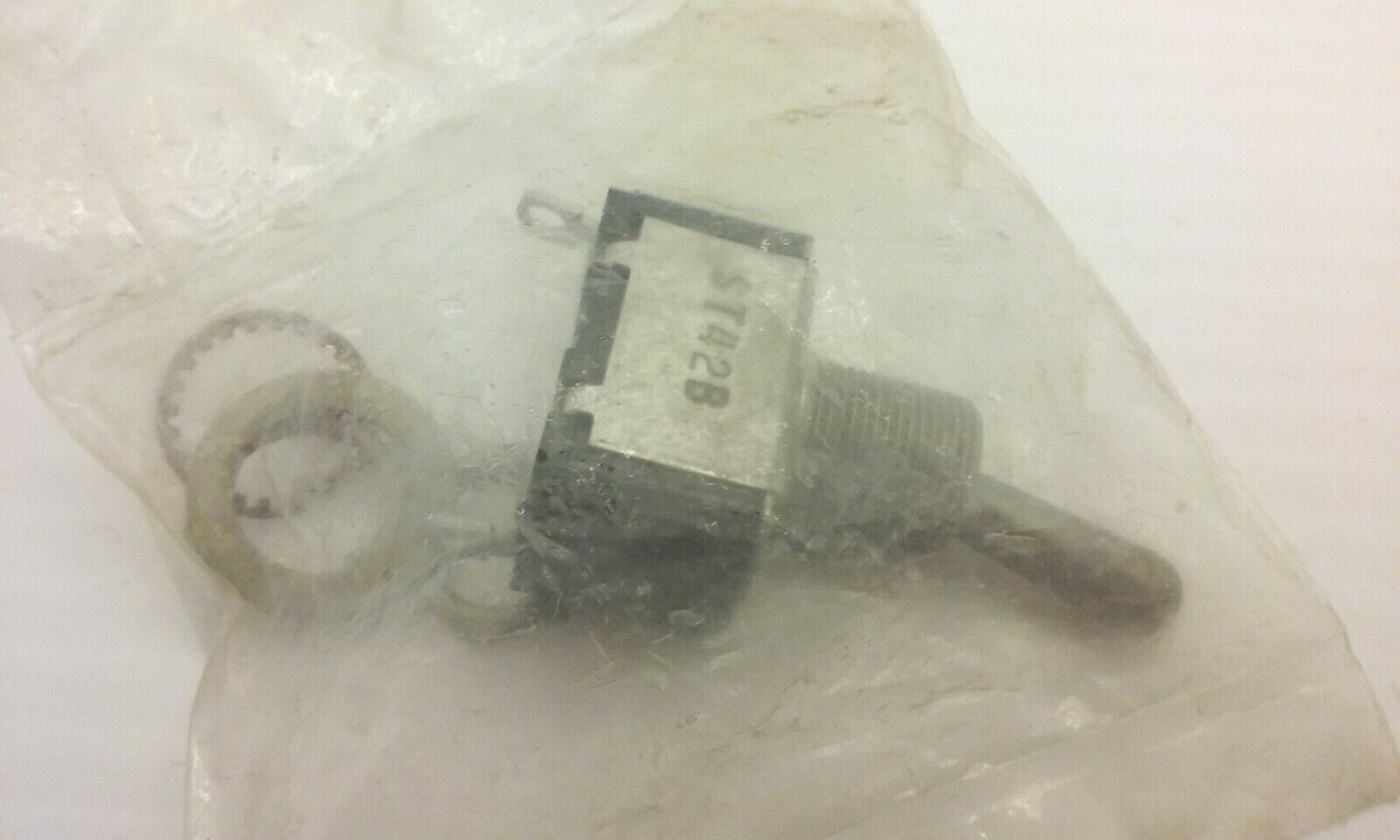 ST42B TOGGLE SWITCH 2 POSITION ON/OFF SPRING RETURN 2 CONNECTION (LOT OF 4) NIB