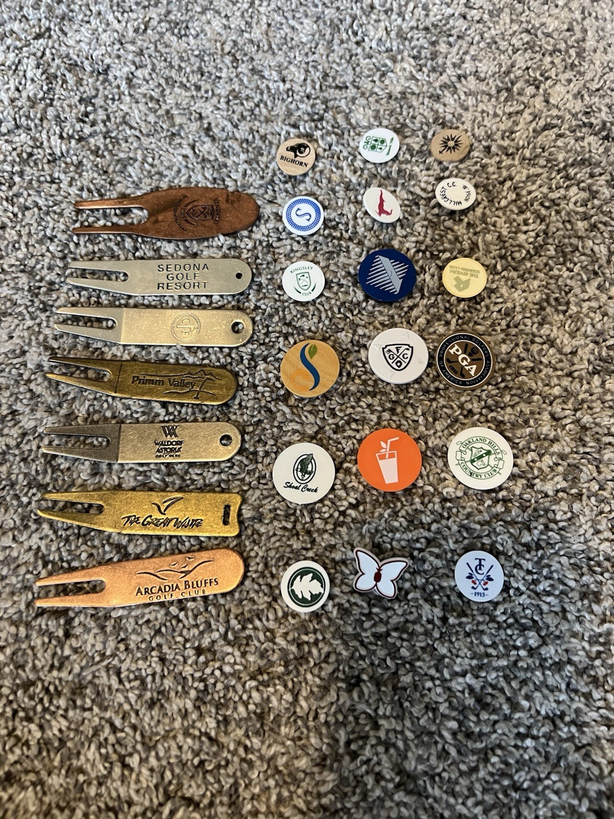 18 Golf Ball Markers & 7 Divot Repair Tools Oakland Hills, Riviera & More