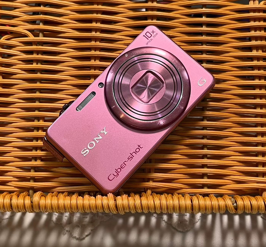 Sony W810 Cyber Shot 20MP 6x Optical Zoom Compact Camera Lightweight 720p