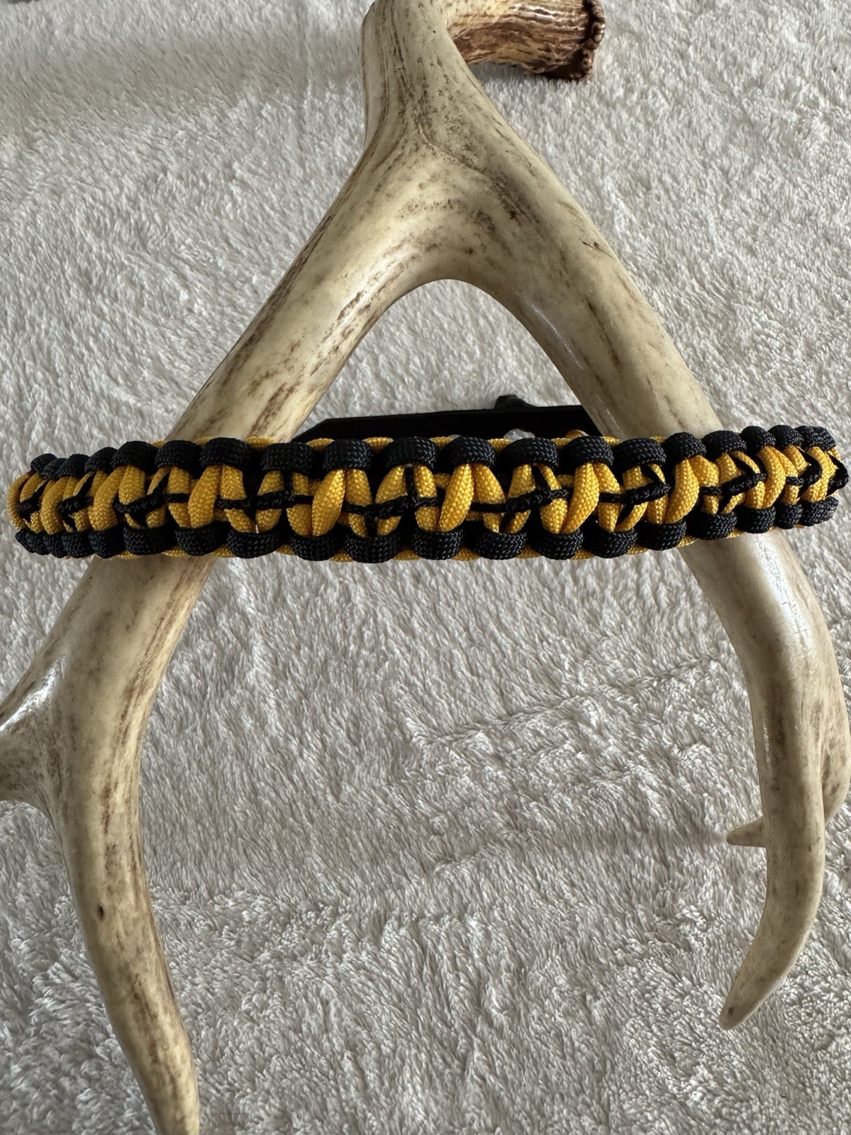 Black, Gold Bow Wrist Sling