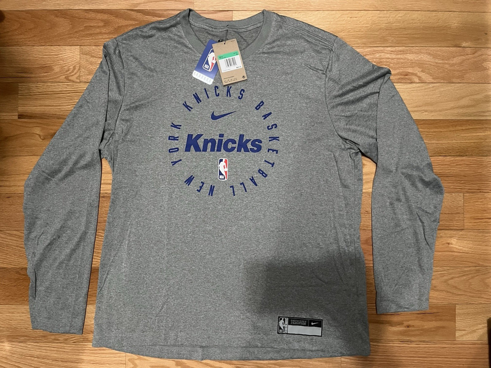 Nike New York Knicks Team Issue Pregame Long Sleeve Grey Shirt Men's Size XL NEW