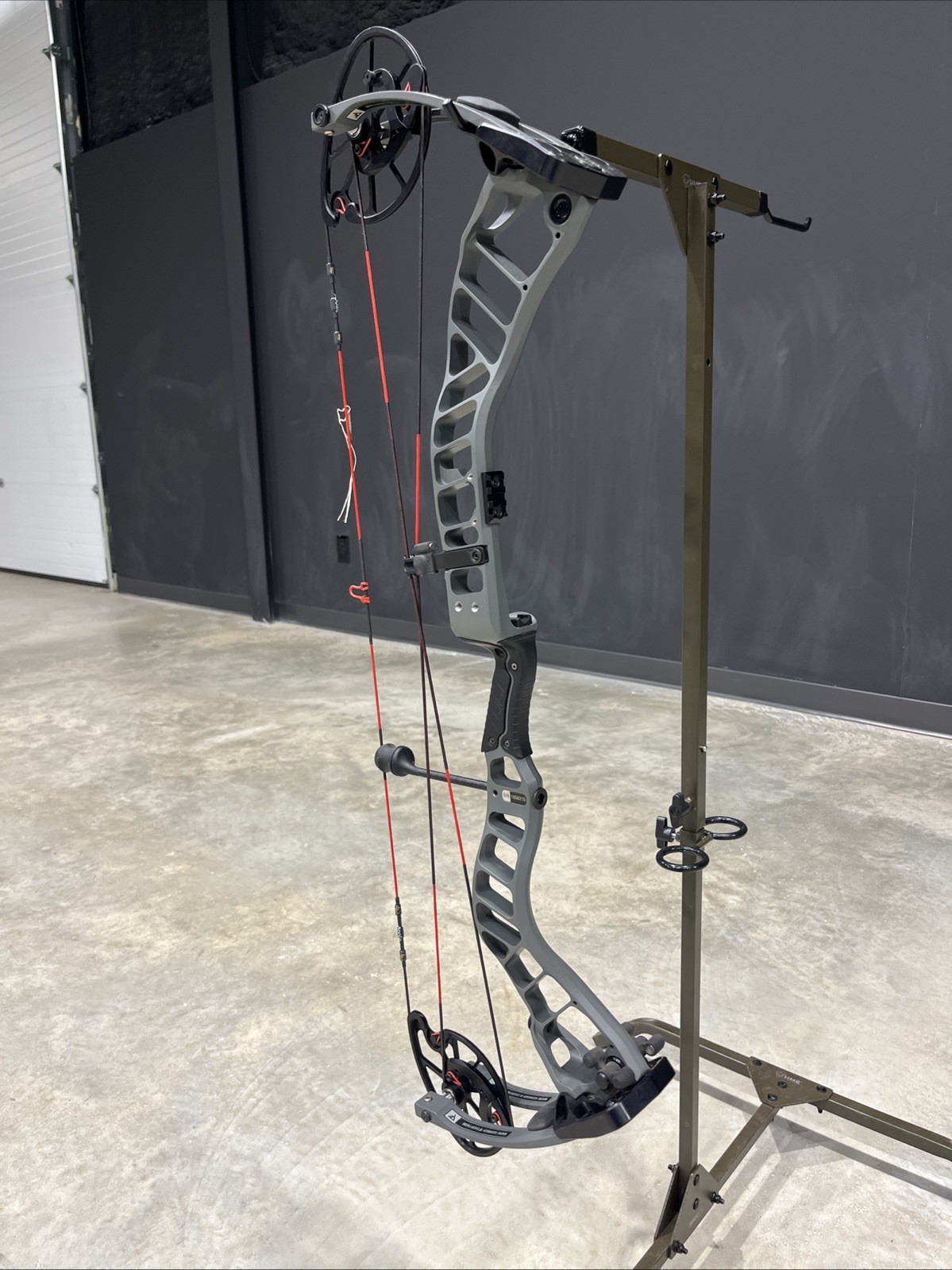 Prime RVX 34- Gray- 70lbs 27in RH- Brand New Red Rogue R19 Strings