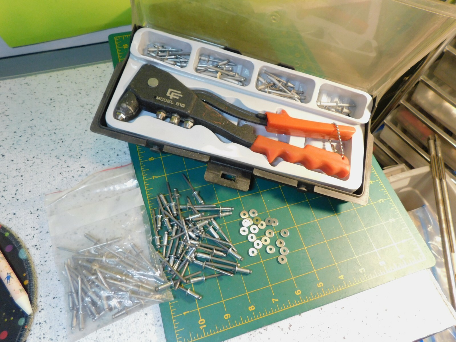 Central Forge Model 910 Pop Rivet Pliers & Large Lot of Rivets & Washers w/Case