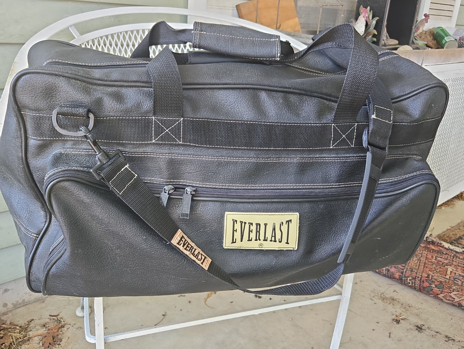 VTG Everlast Gym Duffel Bag Black – Clean Interior – Zips – Missing 2 Base studs