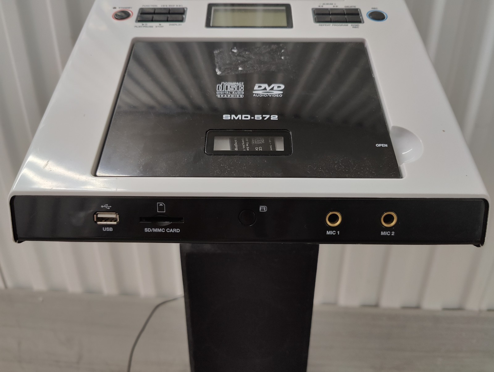 Singing Machine Karaoke System SMD-572 DVD/CDG w/ Microphone Remote + Stand
