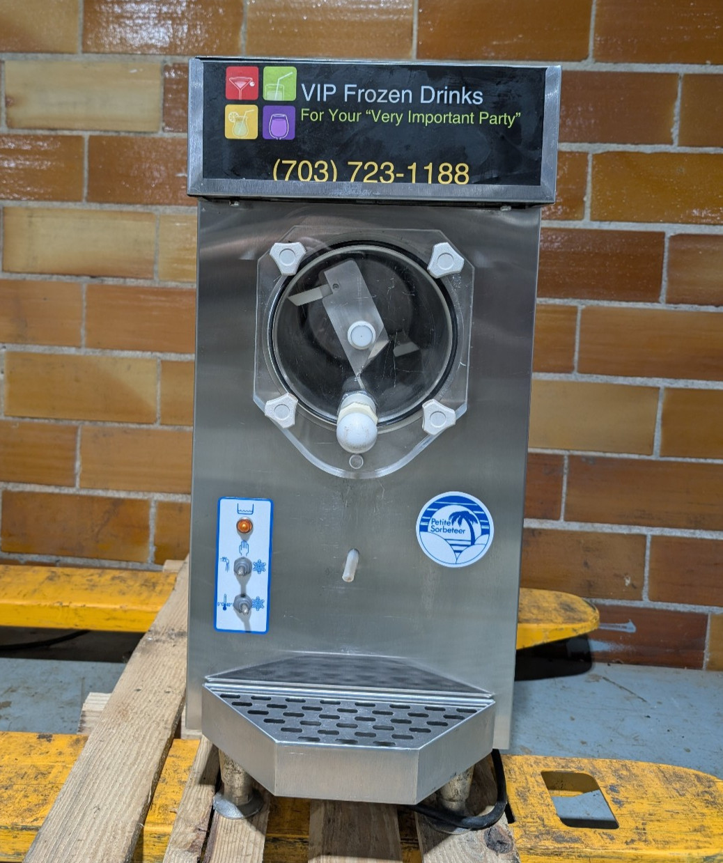 Frosty Factory 127A 16 Qt. Compact Air-Cooled Frozen Cocktail Machine - 115V