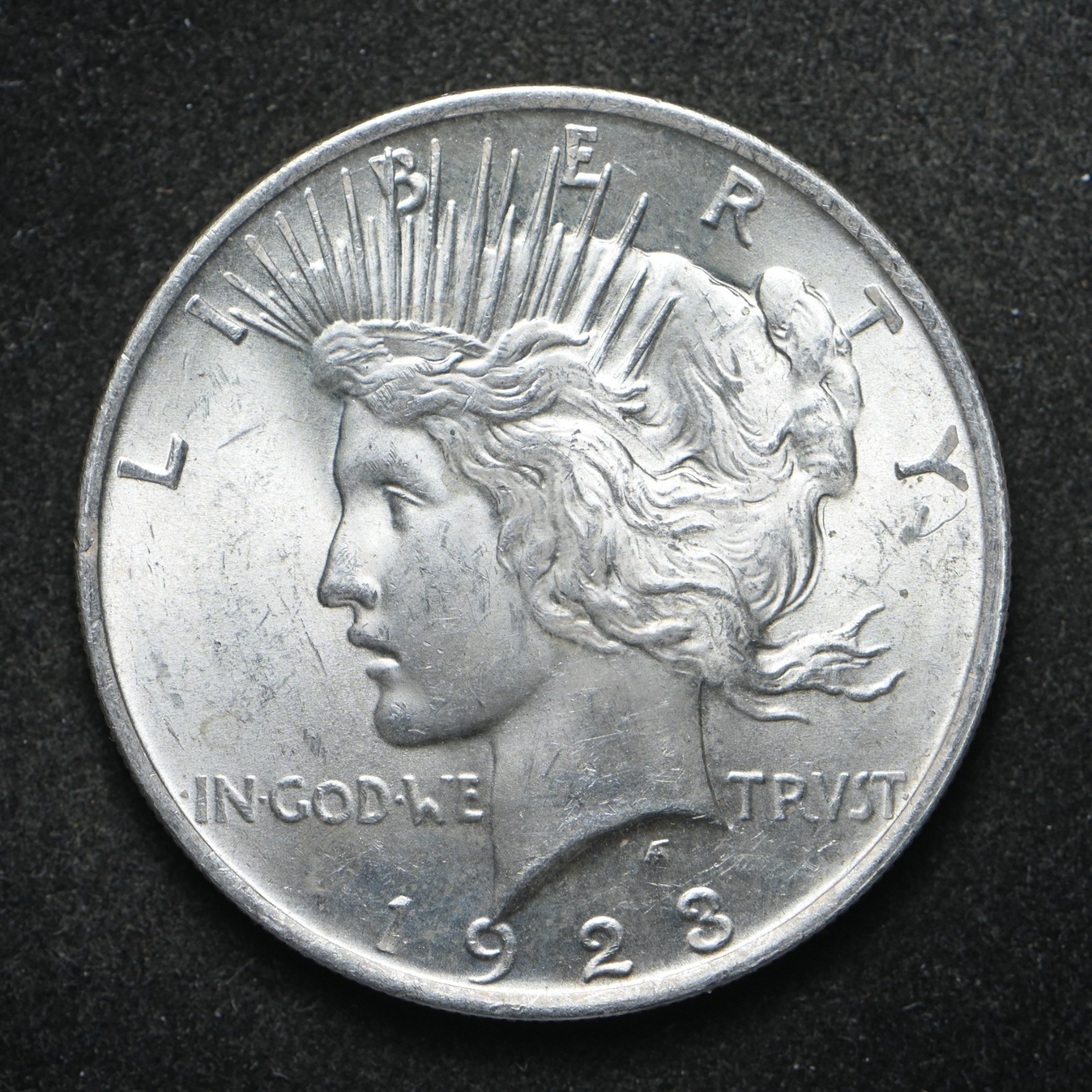 1923 Peace Silver Dollar BU+ (cn17332)