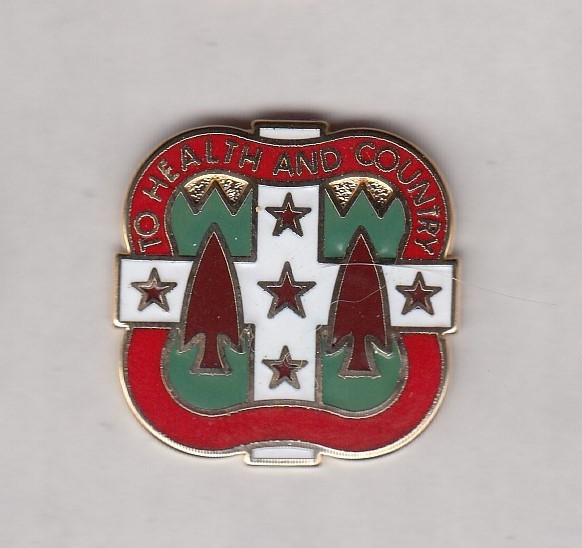 US ARMY MEDICAL 33rd FIELD HOSPITAL crest DUI badge c/b G-23